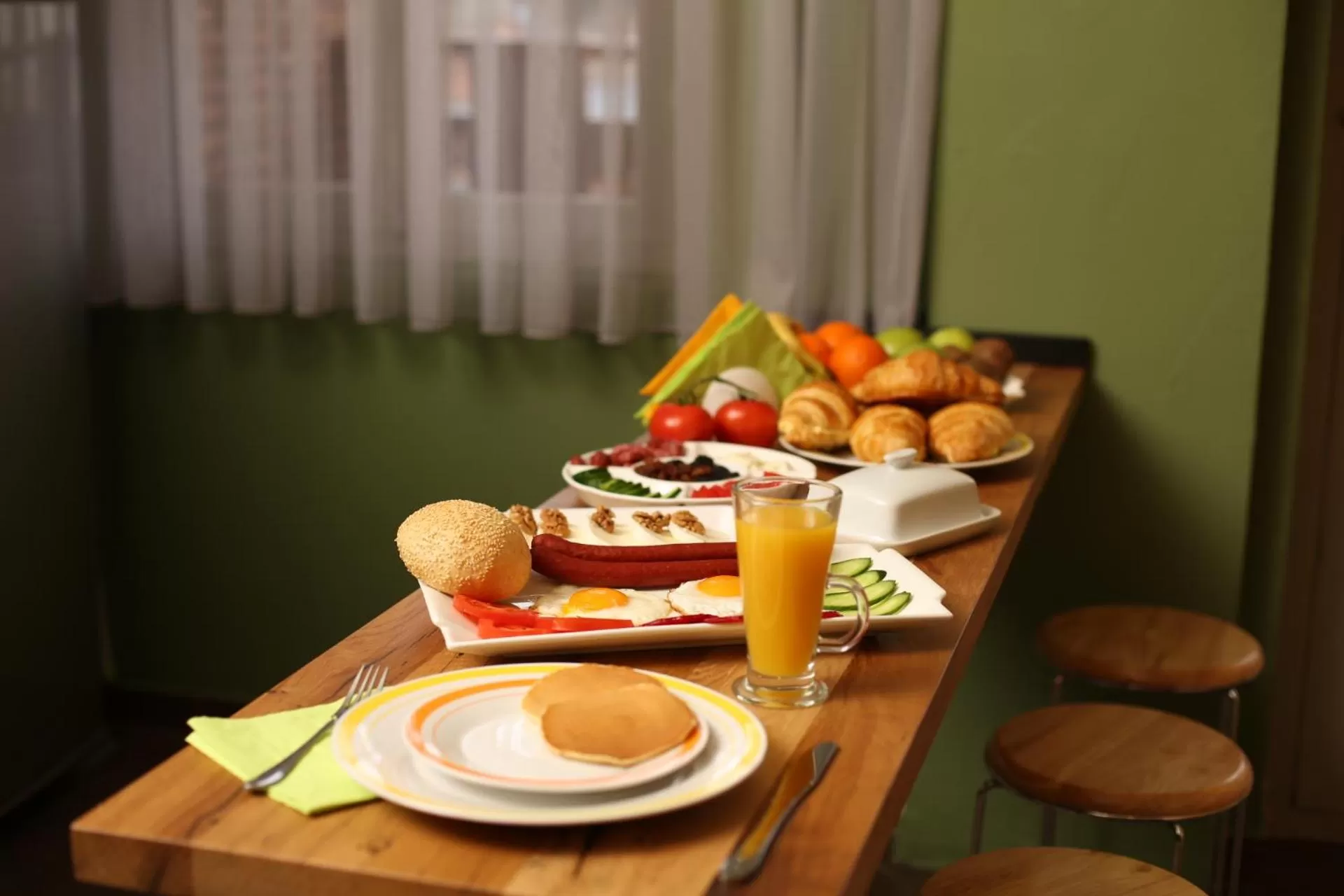 Communal kitchen, Dining Area in Kindli Hotel