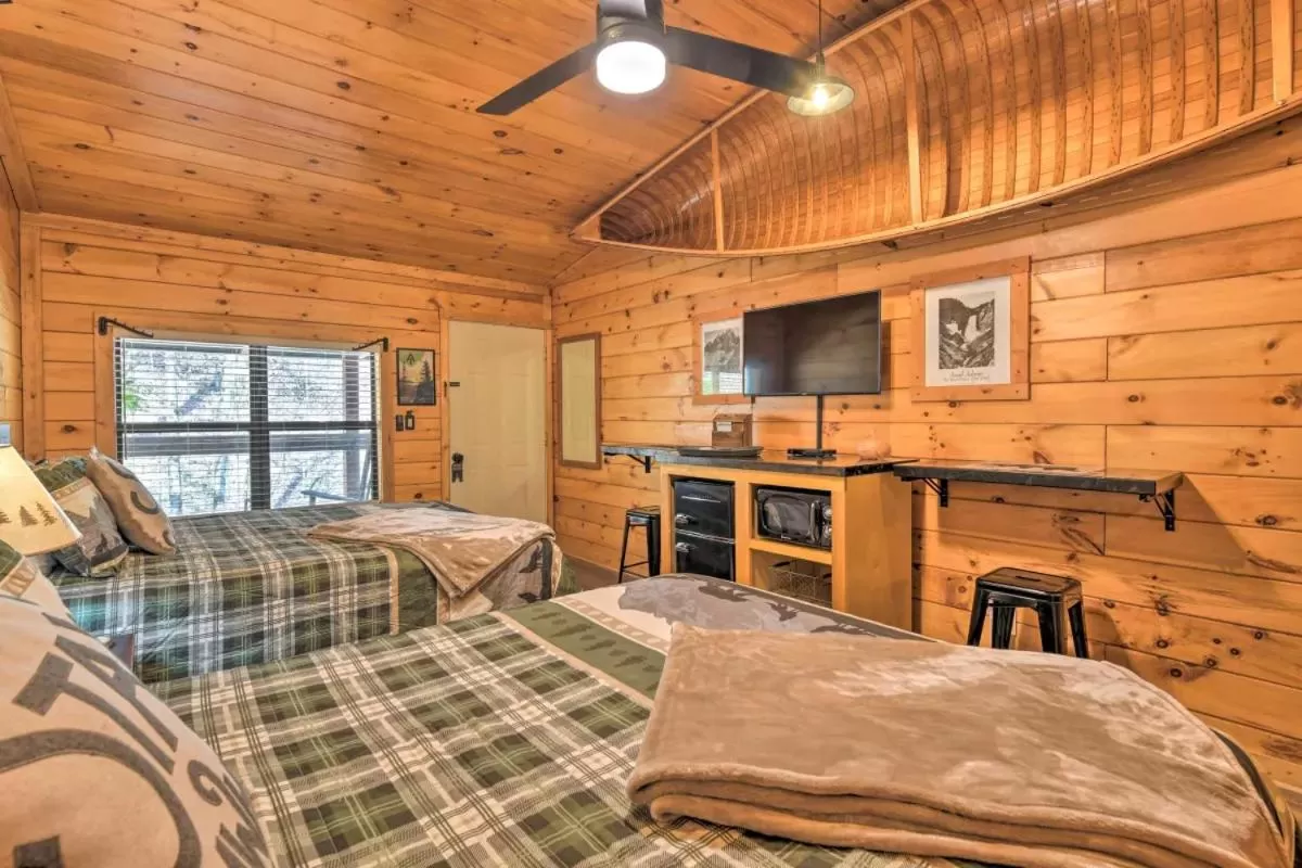 Bed in The Lodge Nantahala River