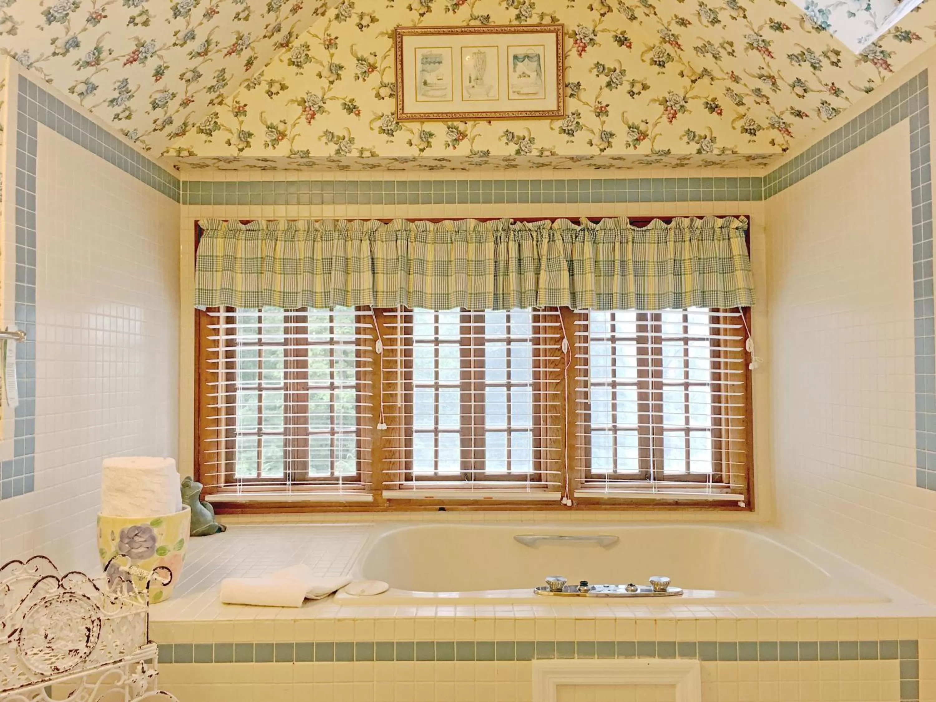 Bathroom in Highland Lake Inn & Resort - Flat Rock