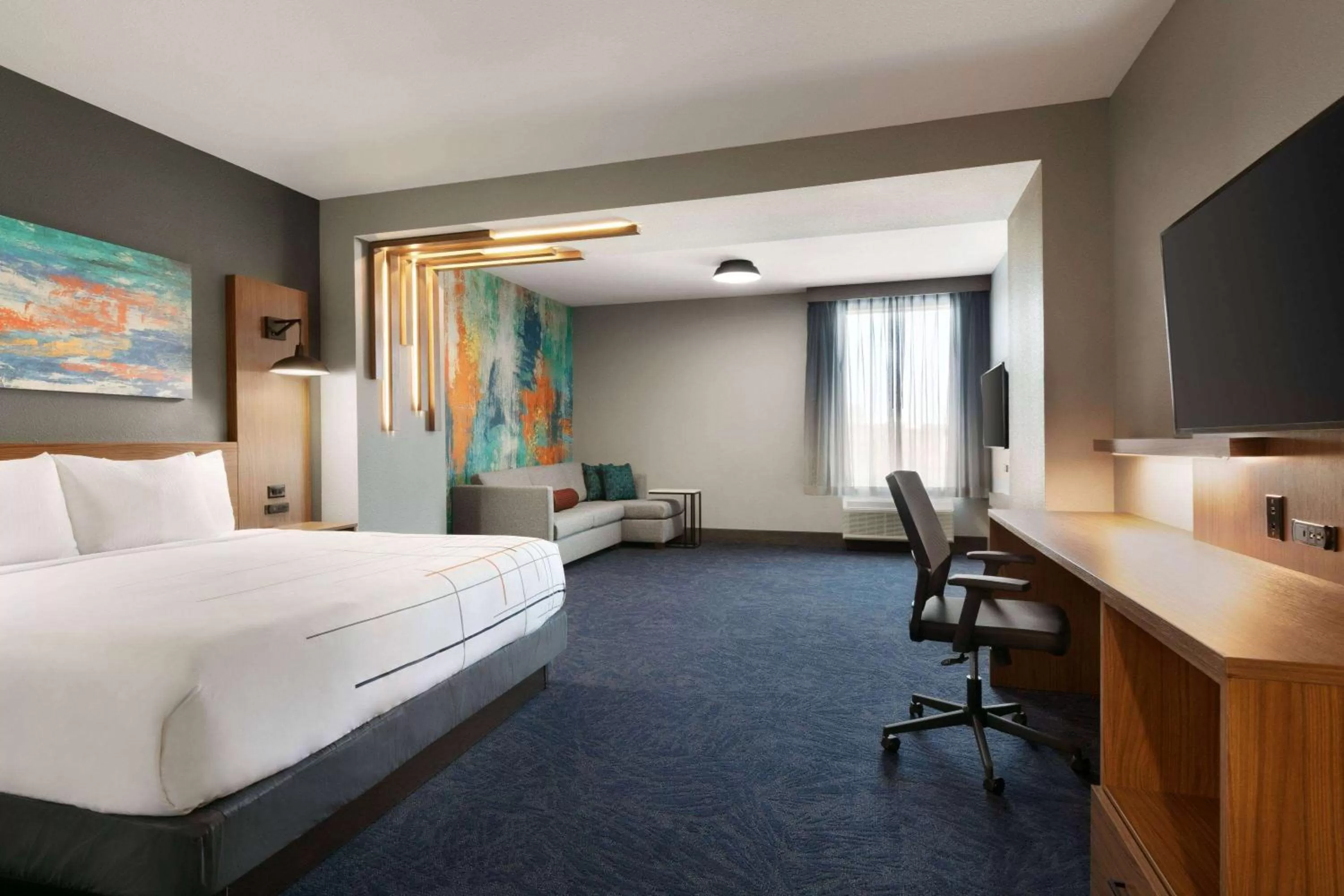 Photo of the whole room, Bed in La Quinta Inn & Suites by Wyndham College Station North