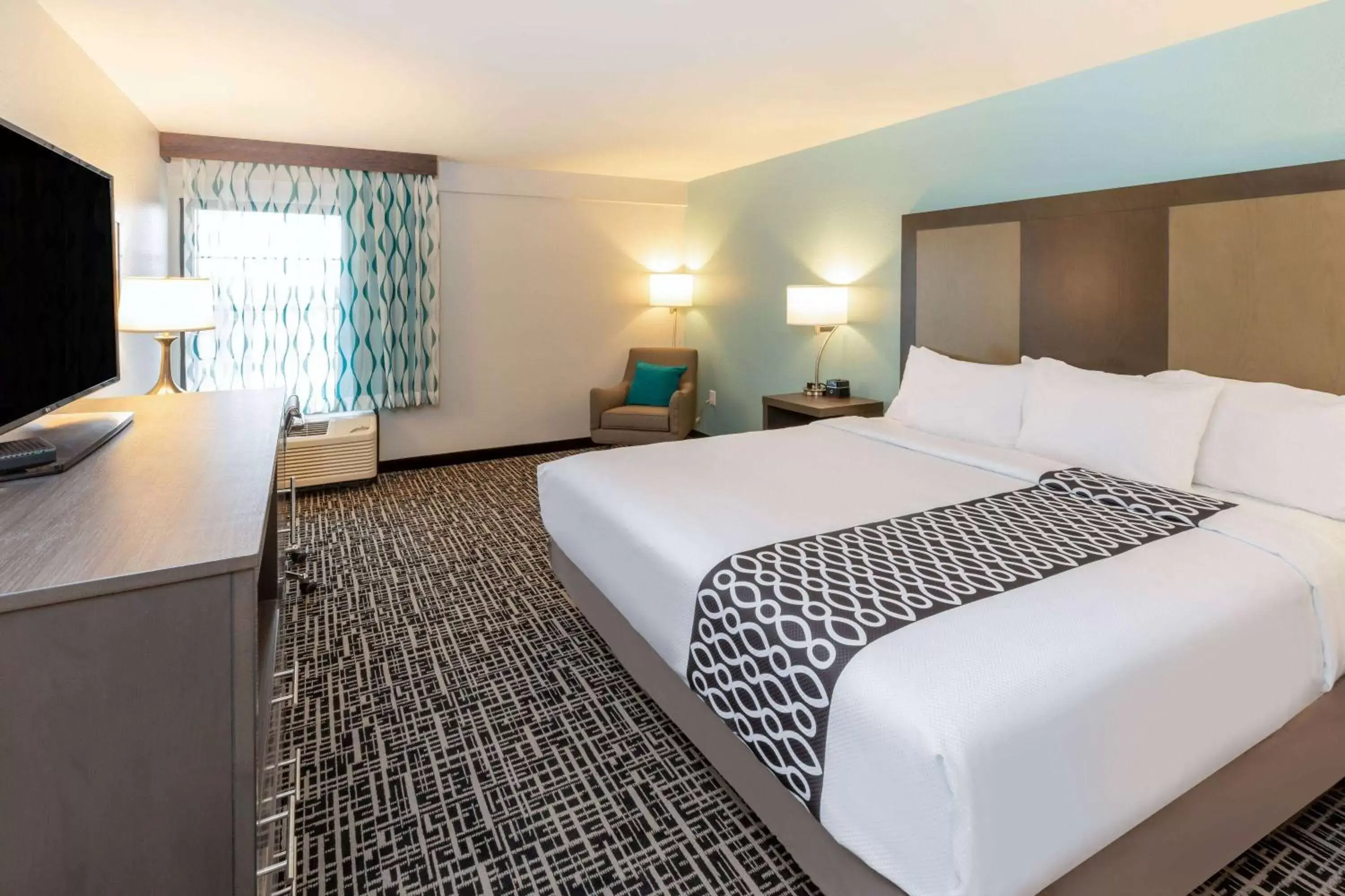 King Room with Roll-in Shower - Mobility Access/Non-Smoking in La Quinta by Wyndham Jonesboro King Room with Roll-in Shower - Mobility Access/Non-Smoking in La Quinta by Wyndham Jonesboro