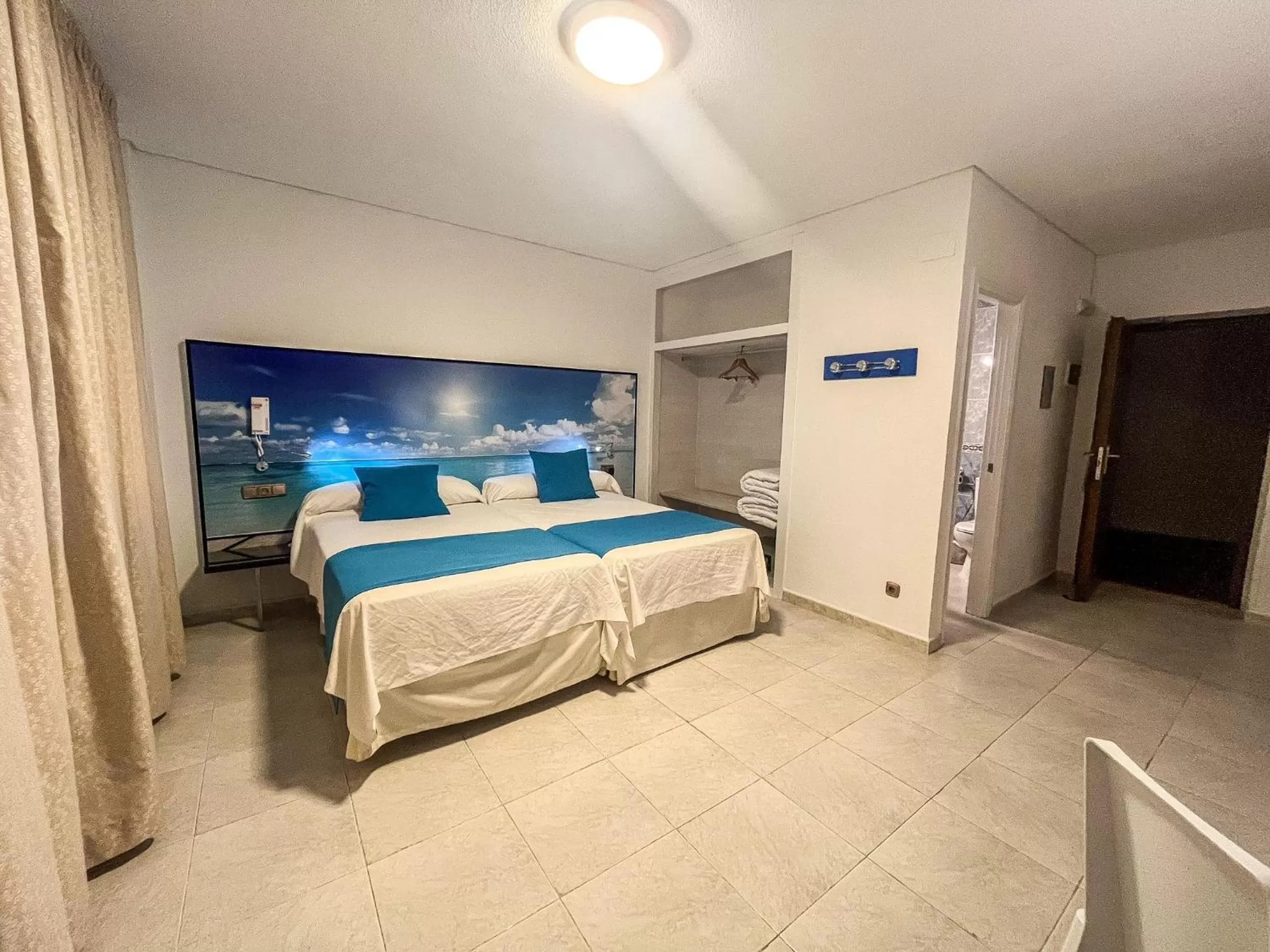 Photo of the whole room, Bed in Hacienda Guadalquivir