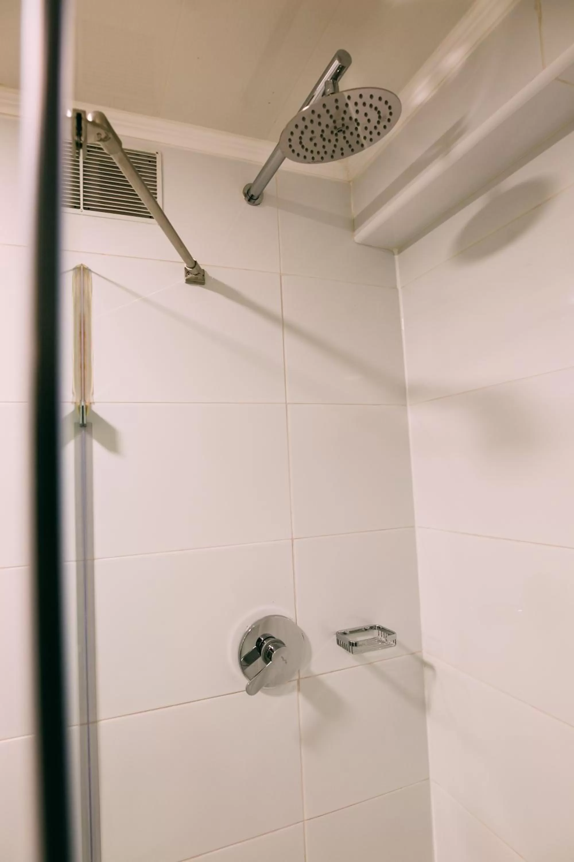 Shower, Bathroom in Hotel He Wang Santiago