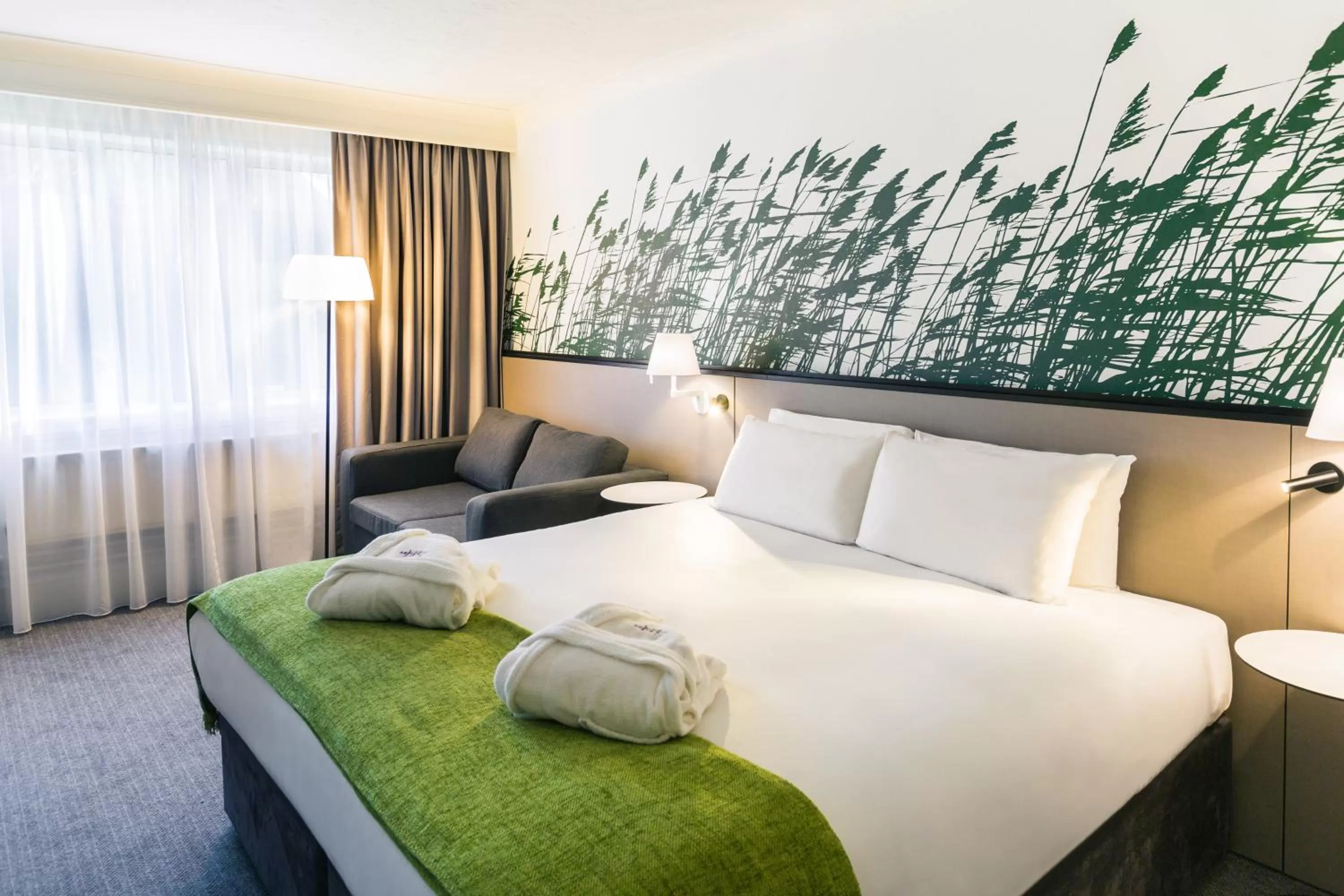 Bed in Mercure Daventry Court Hotel