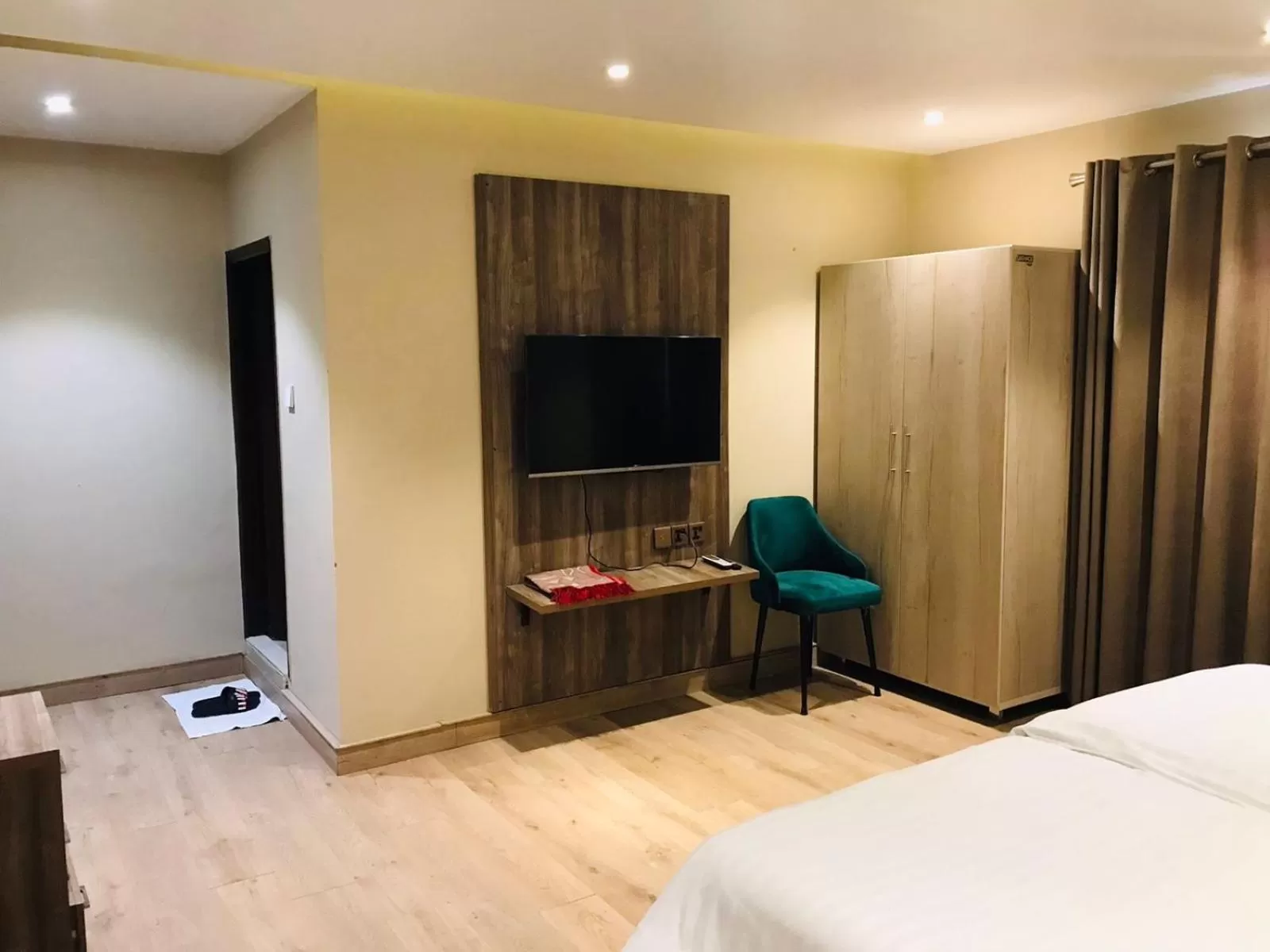 Bedroom, Bed in Hamsun Shahrah-e-Faisal