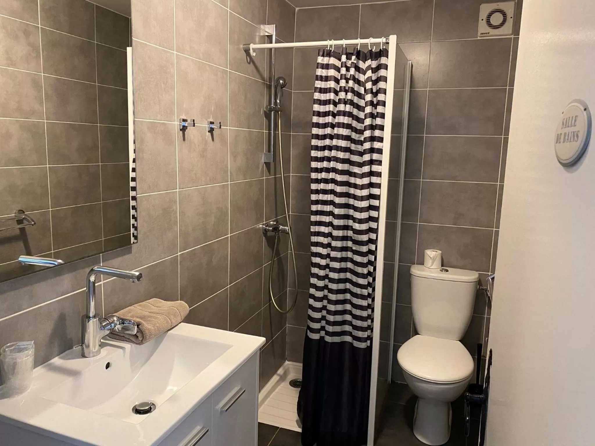 Property building in Hôtel Restaurant Le Provençal