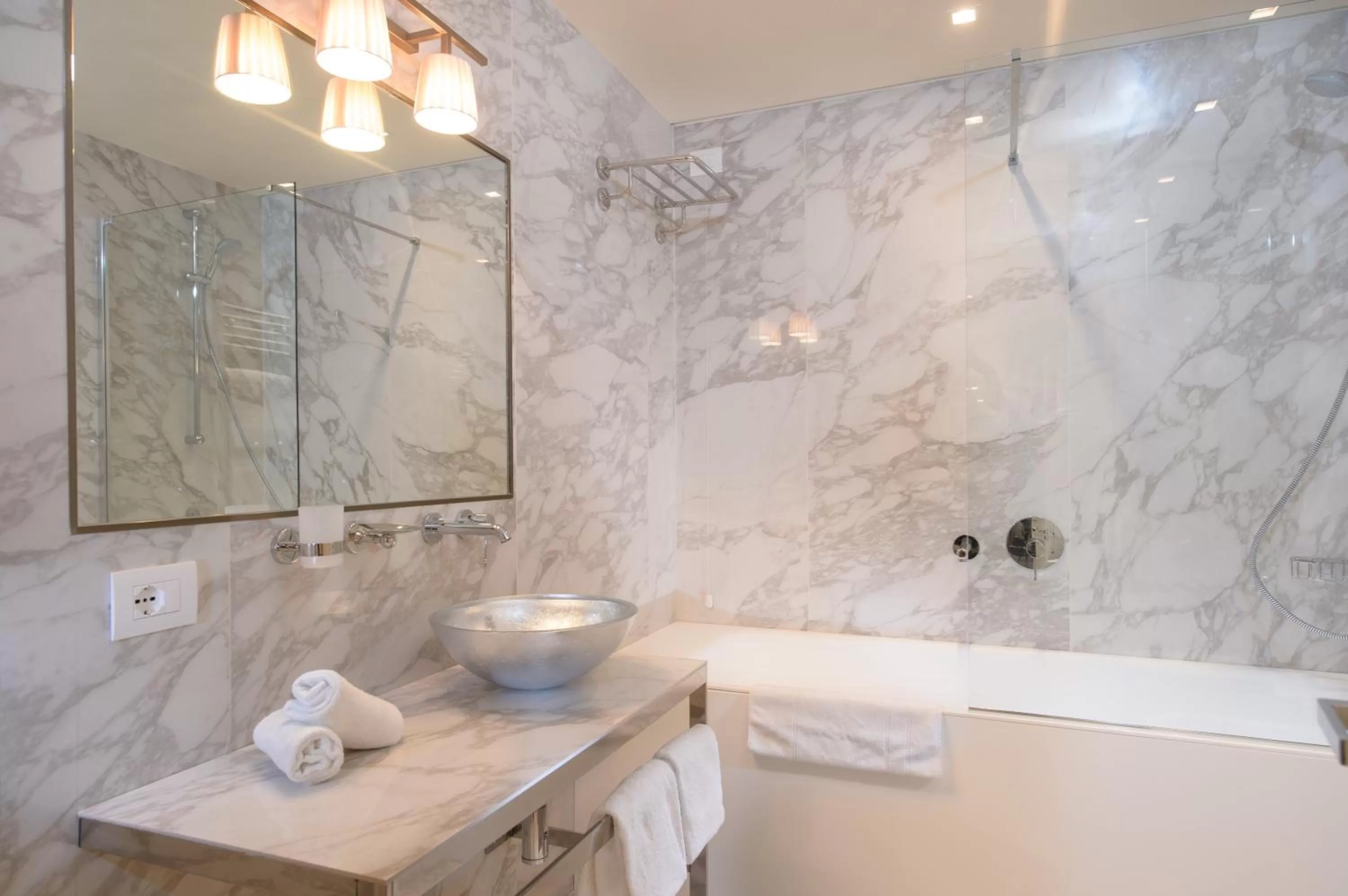 Shower in Palazzo Veneziano - Venice Collection