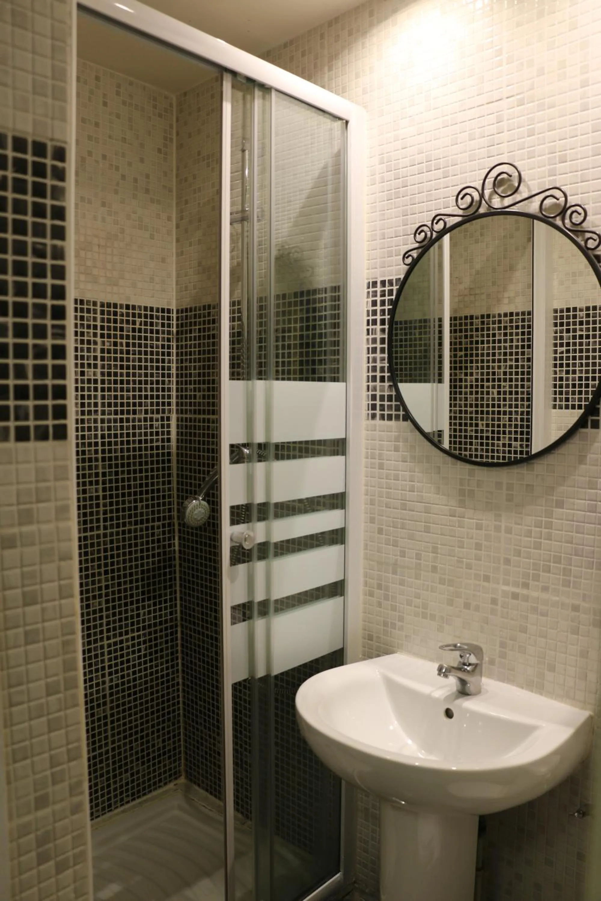 Shower in Grand Hôtel de Clermont