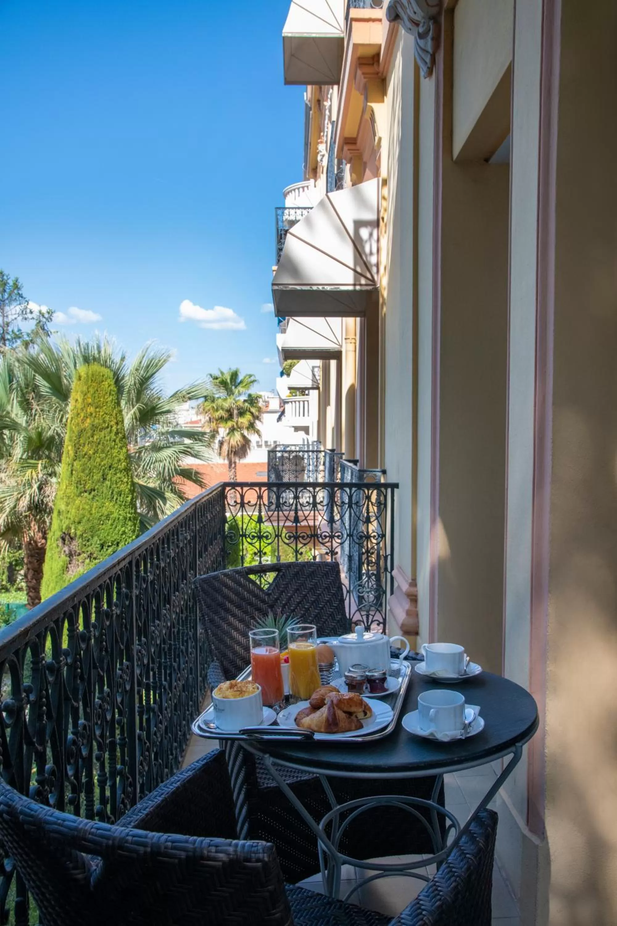 Balcony/Terrace in GOLDEN TULIP CANNES HOTEL de PARIS