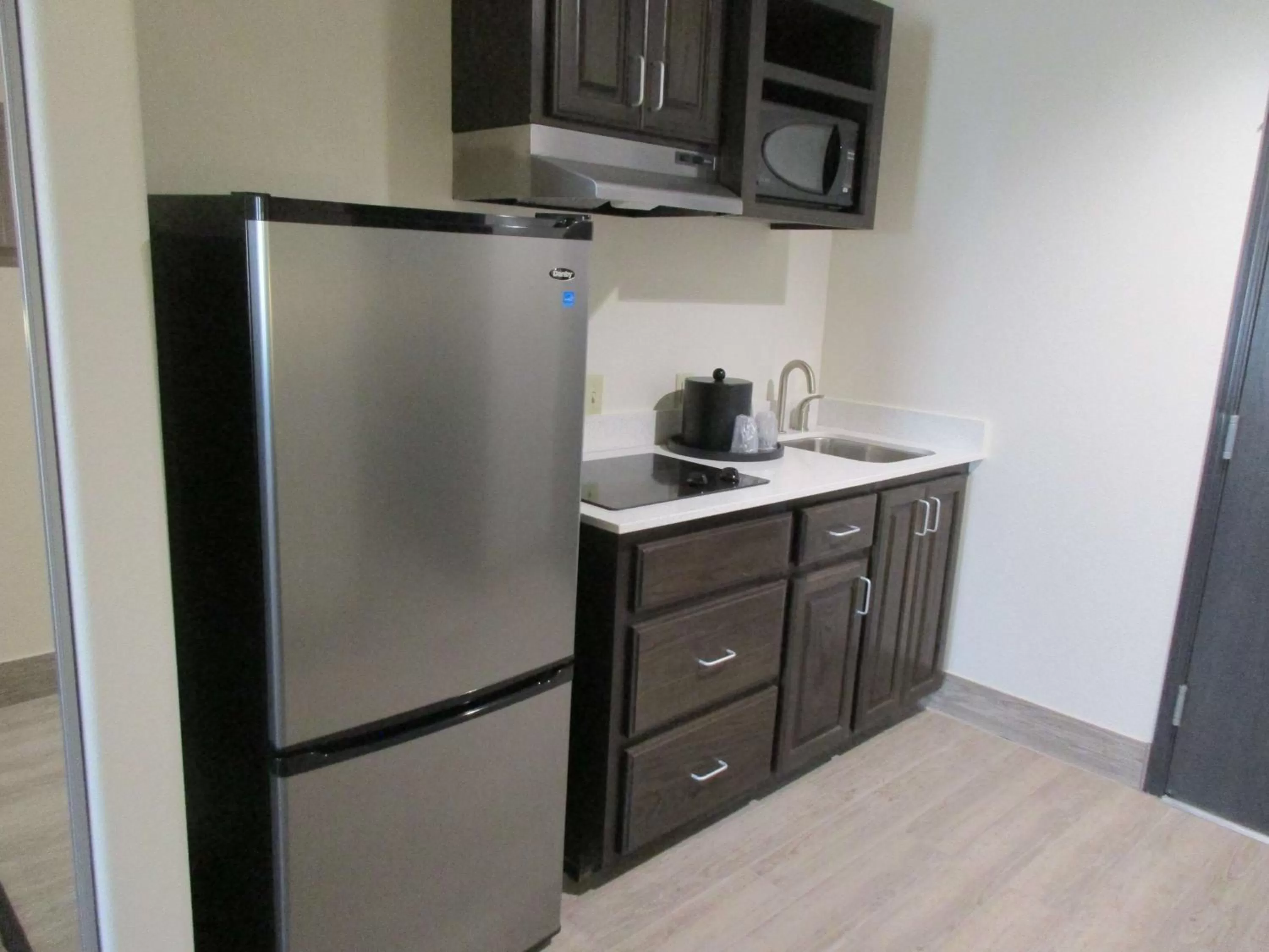 Kitchen or kitchenette in Best Western Plus Ardmore Inn & Suites