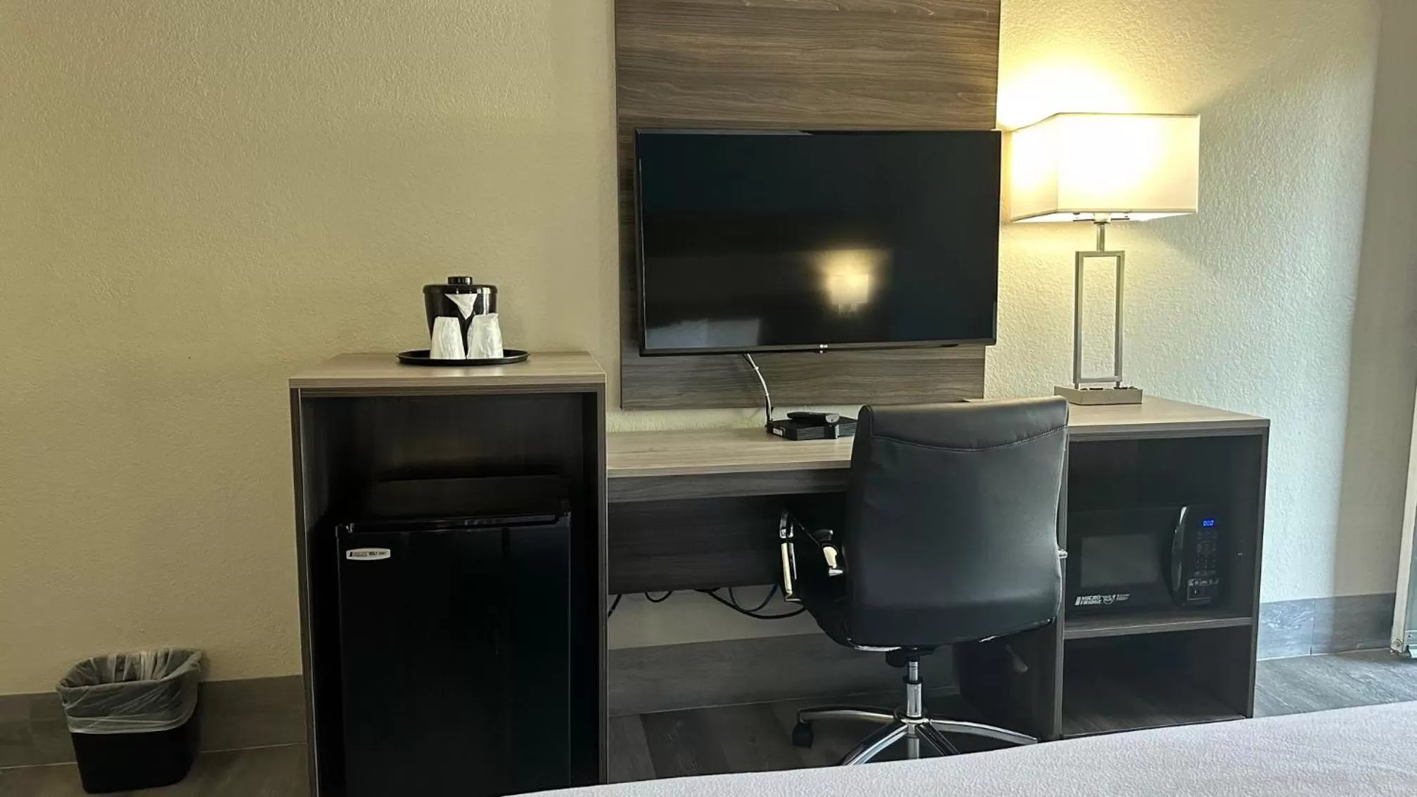 Bedroom in Days Inn by Wyndham San Diego Vista