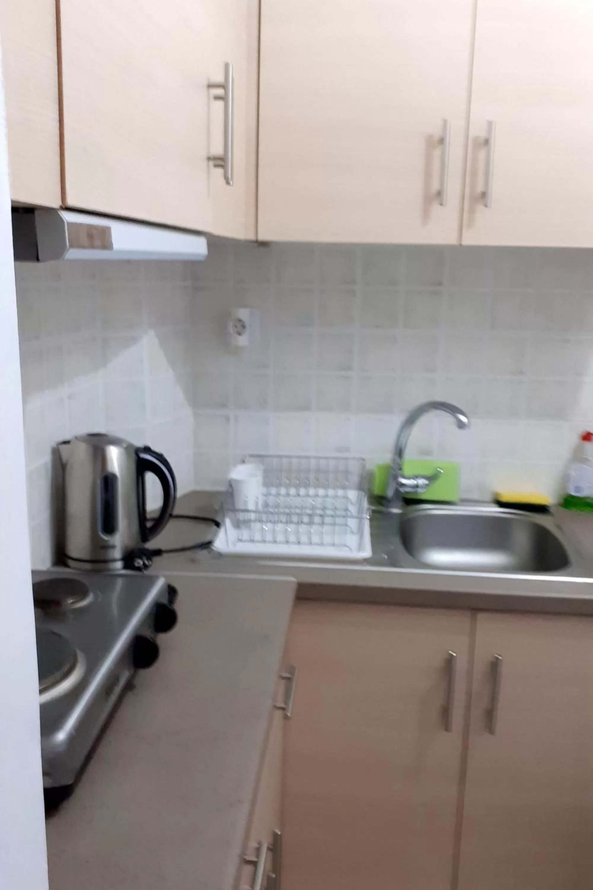 Communal kitchen in Nikolaki Rooms