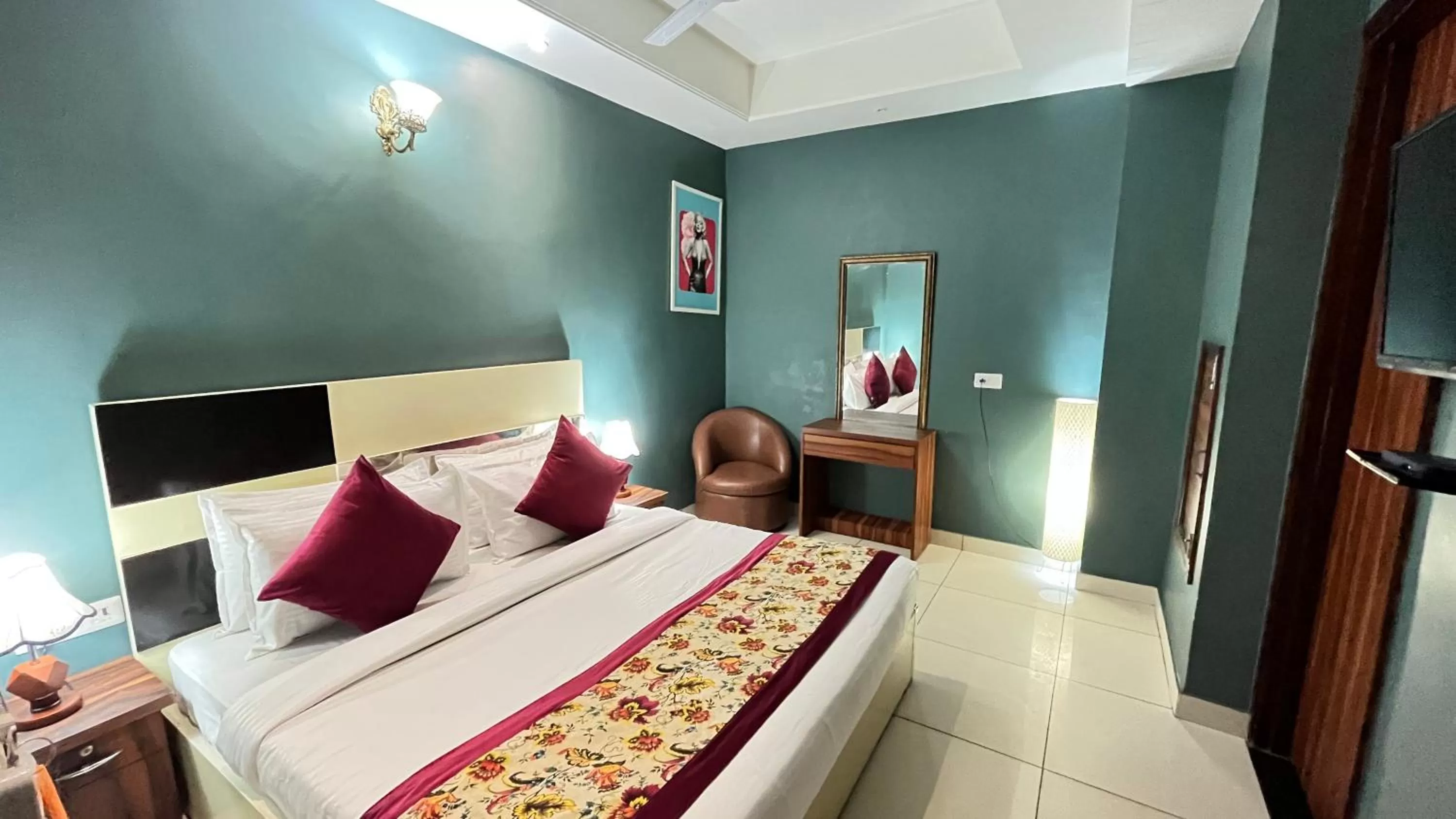 Bed in Qotel Hotel Church House Rohini Sector 15