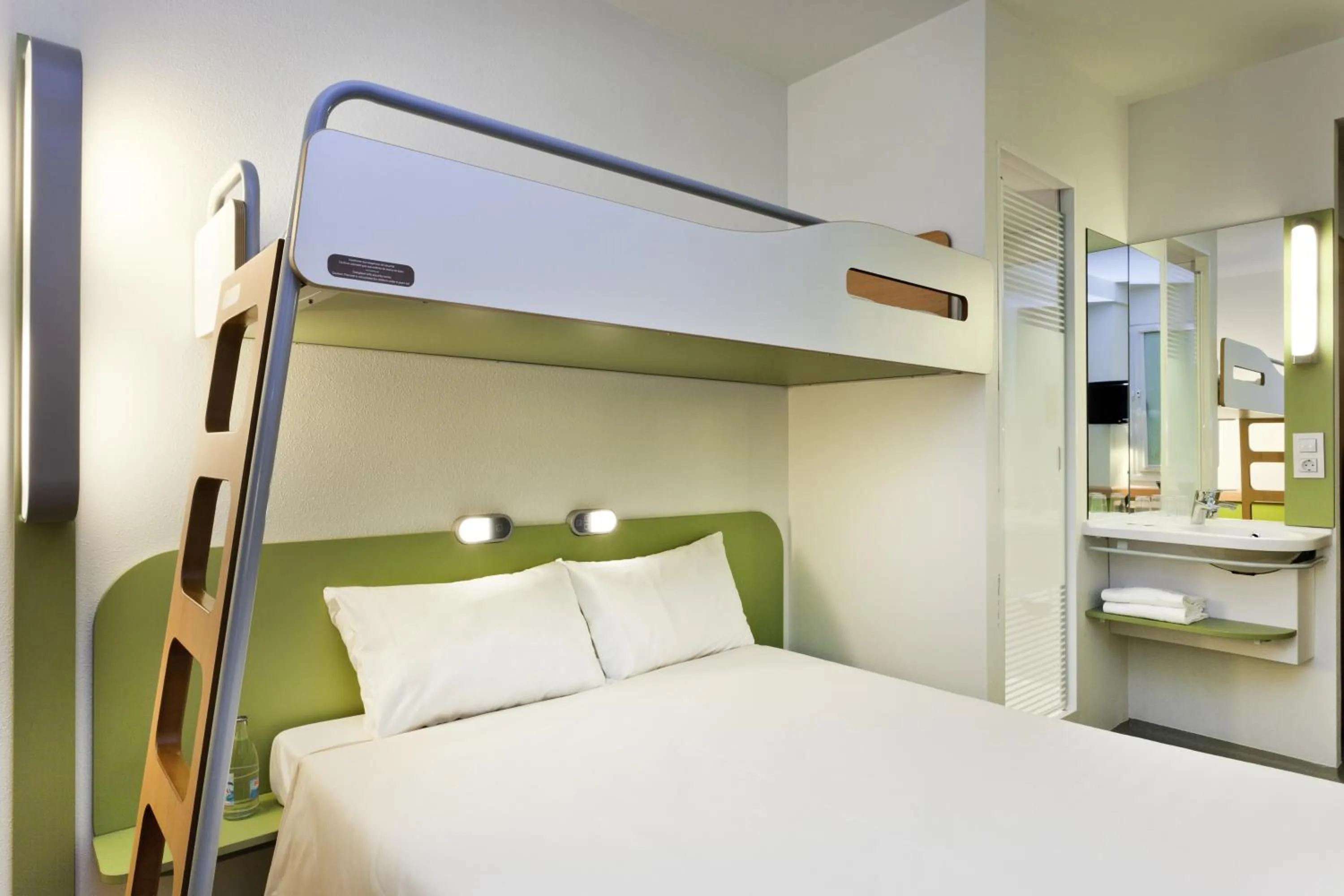 Photo of the whole room, Bed in Ibis Budget Madrid Vallecas