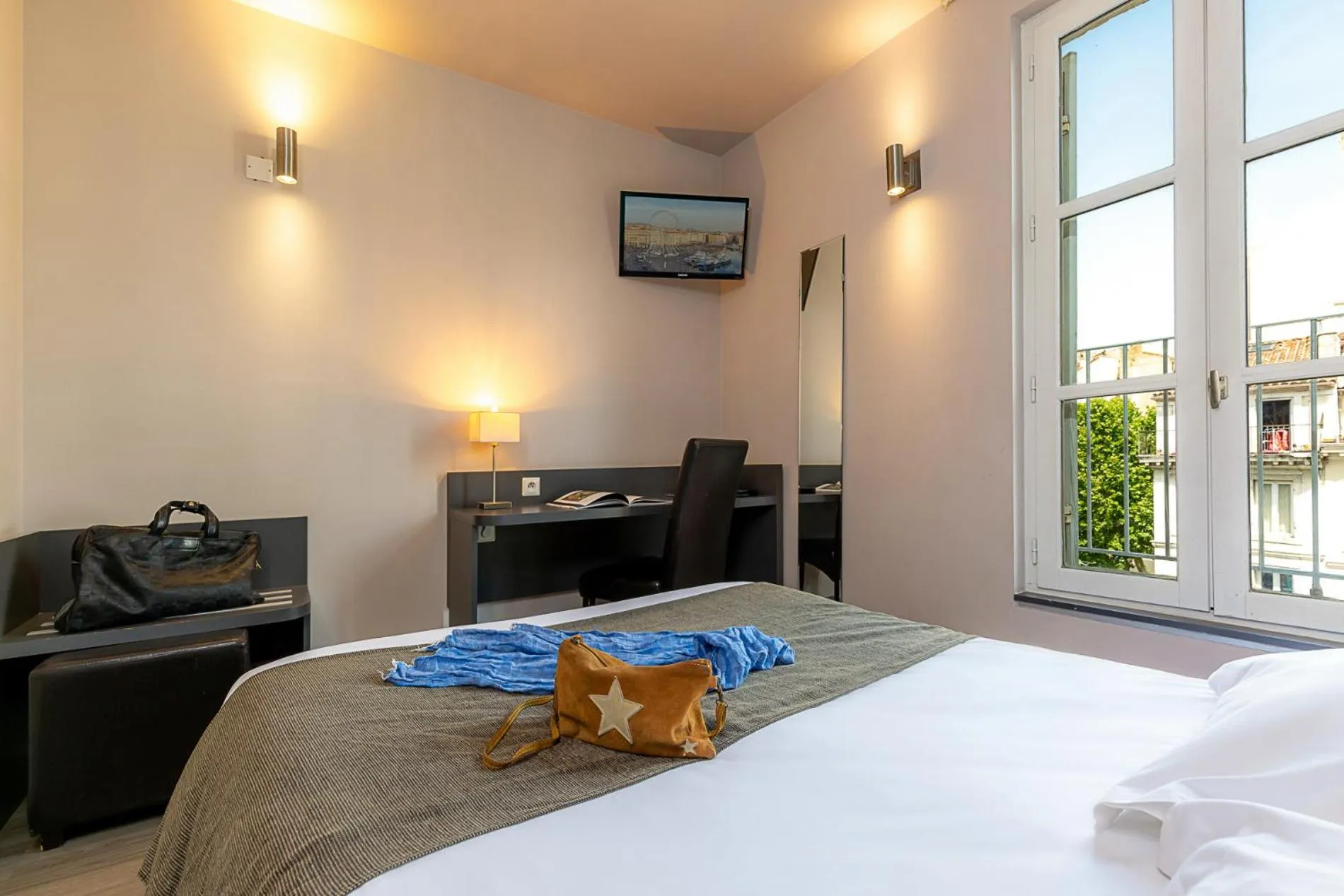 Photo of the whole room, Bed in Hotel Terminus Saint-Charles