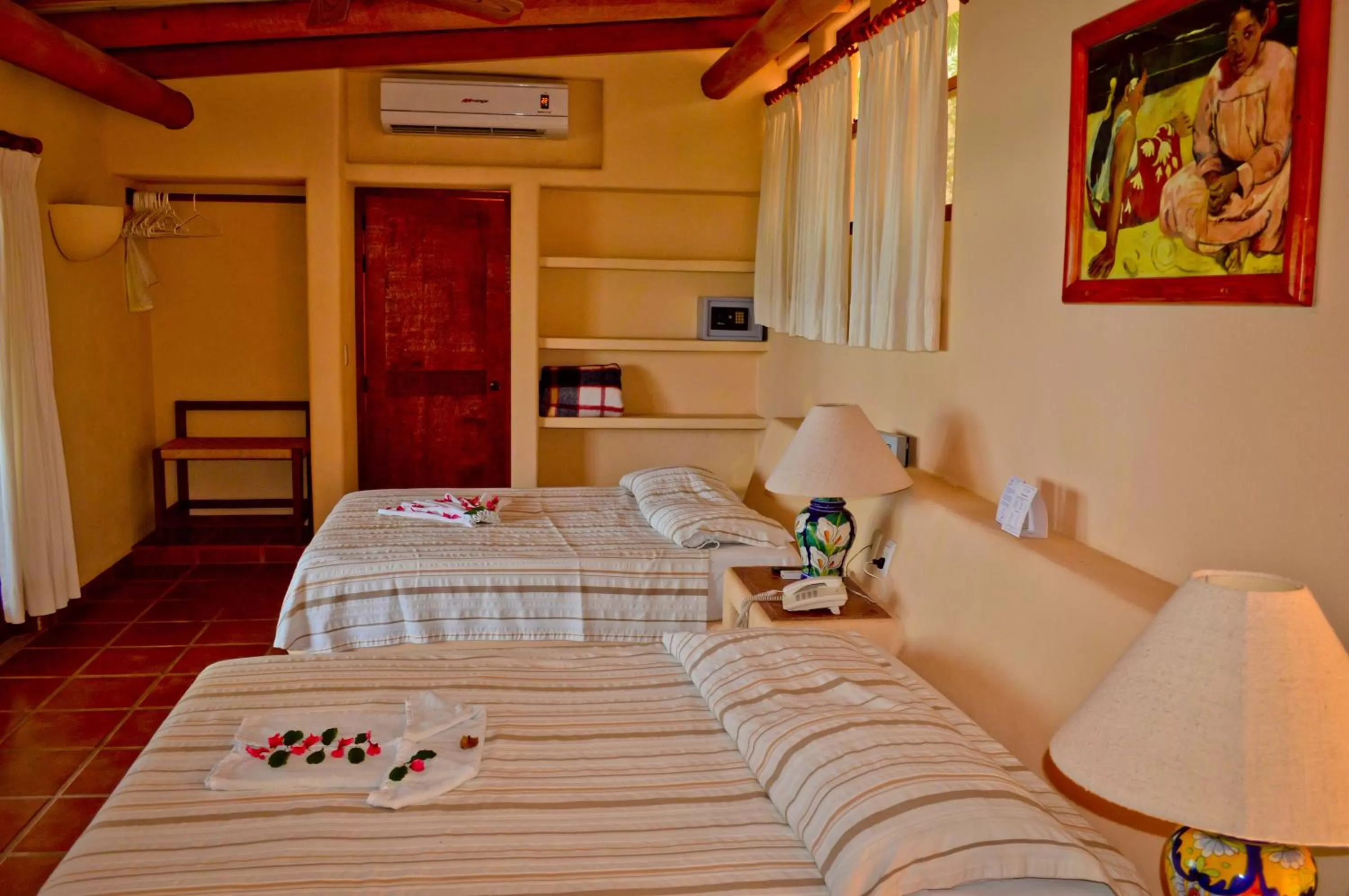 Photo of the whole room in Hotel Catalina Beach Resort