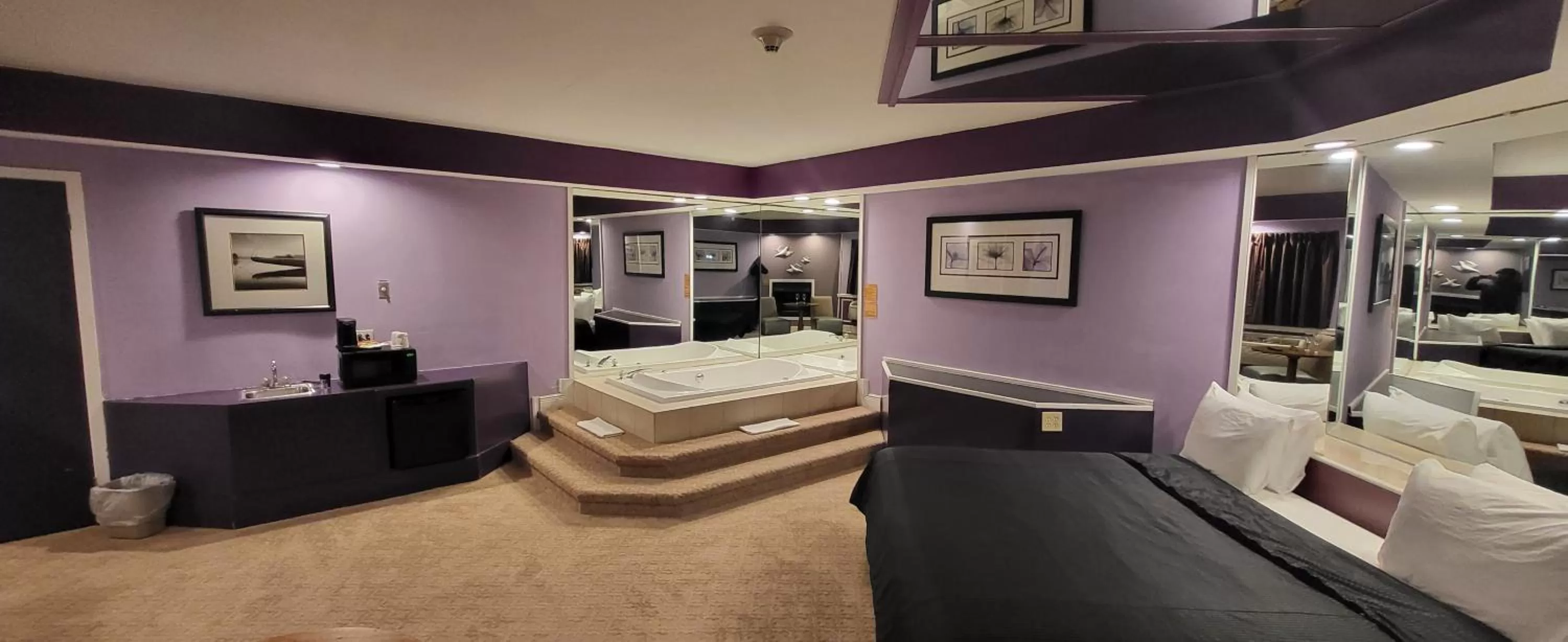 Hot Tub, Bed in Inn of the Dove Harrisburg-Hershey Romantic Suites