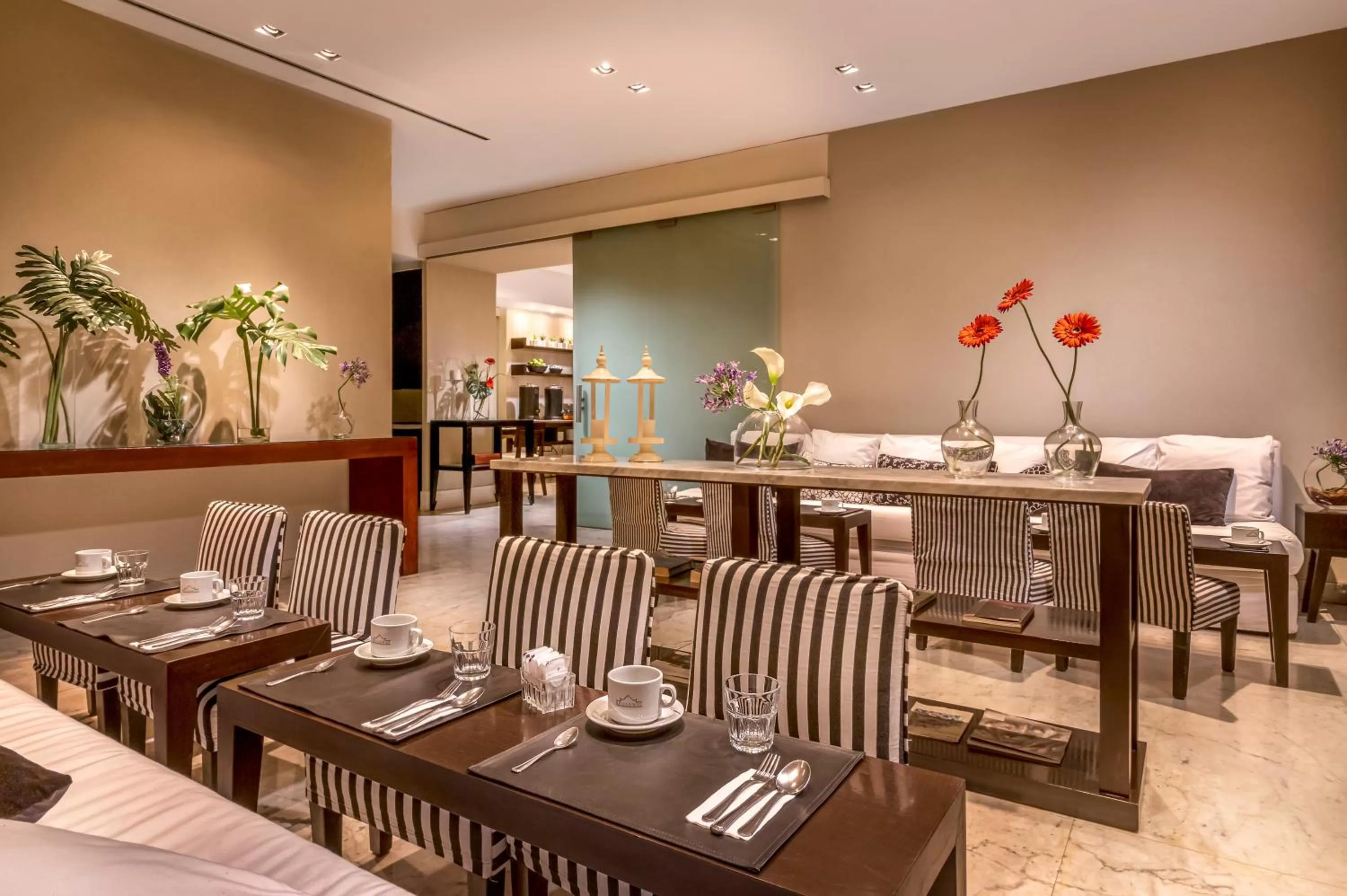 Breakfast in Broadway Hotel & Suites