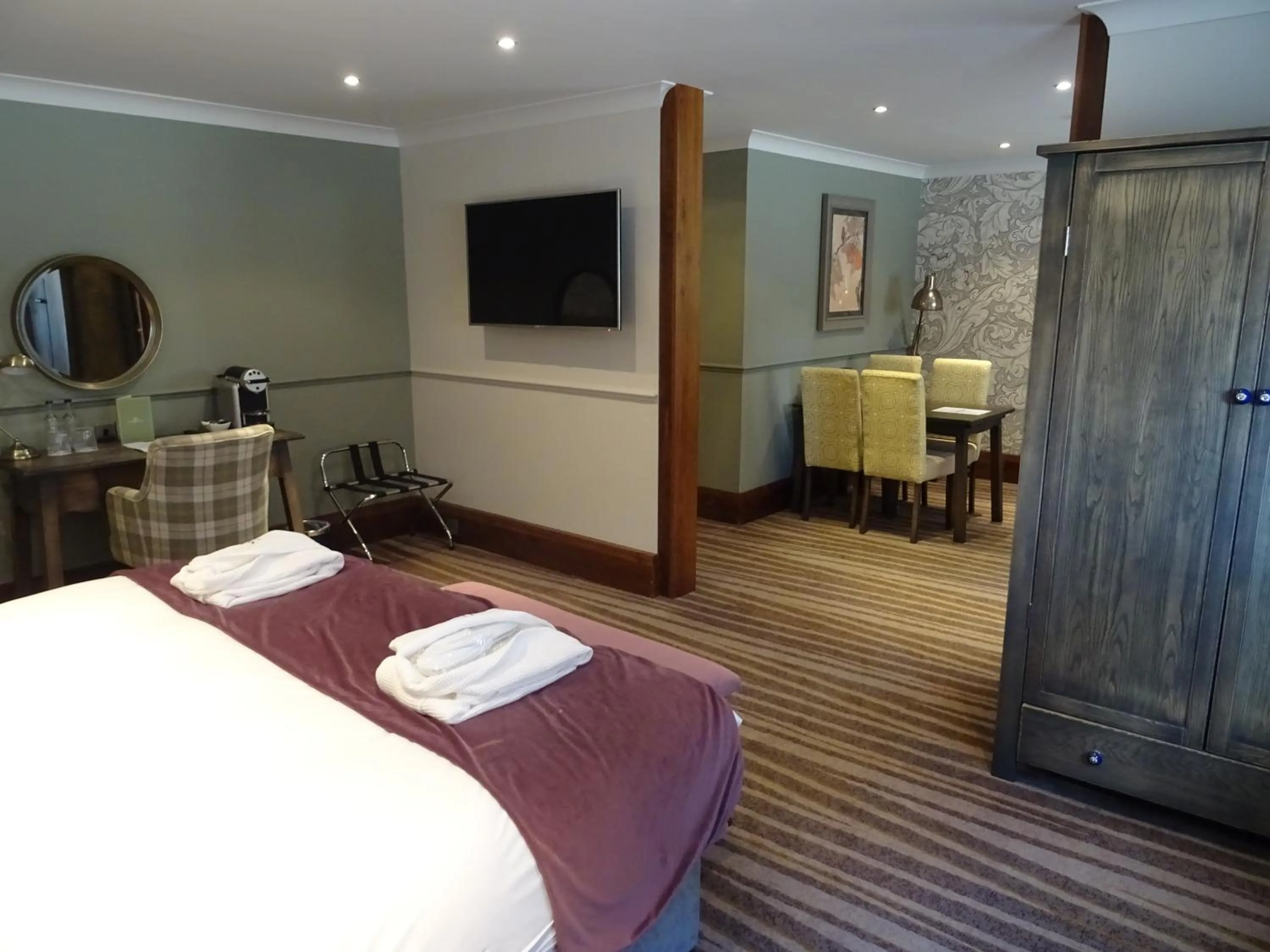 Photo of the whole room, Bed in The Stanneylands