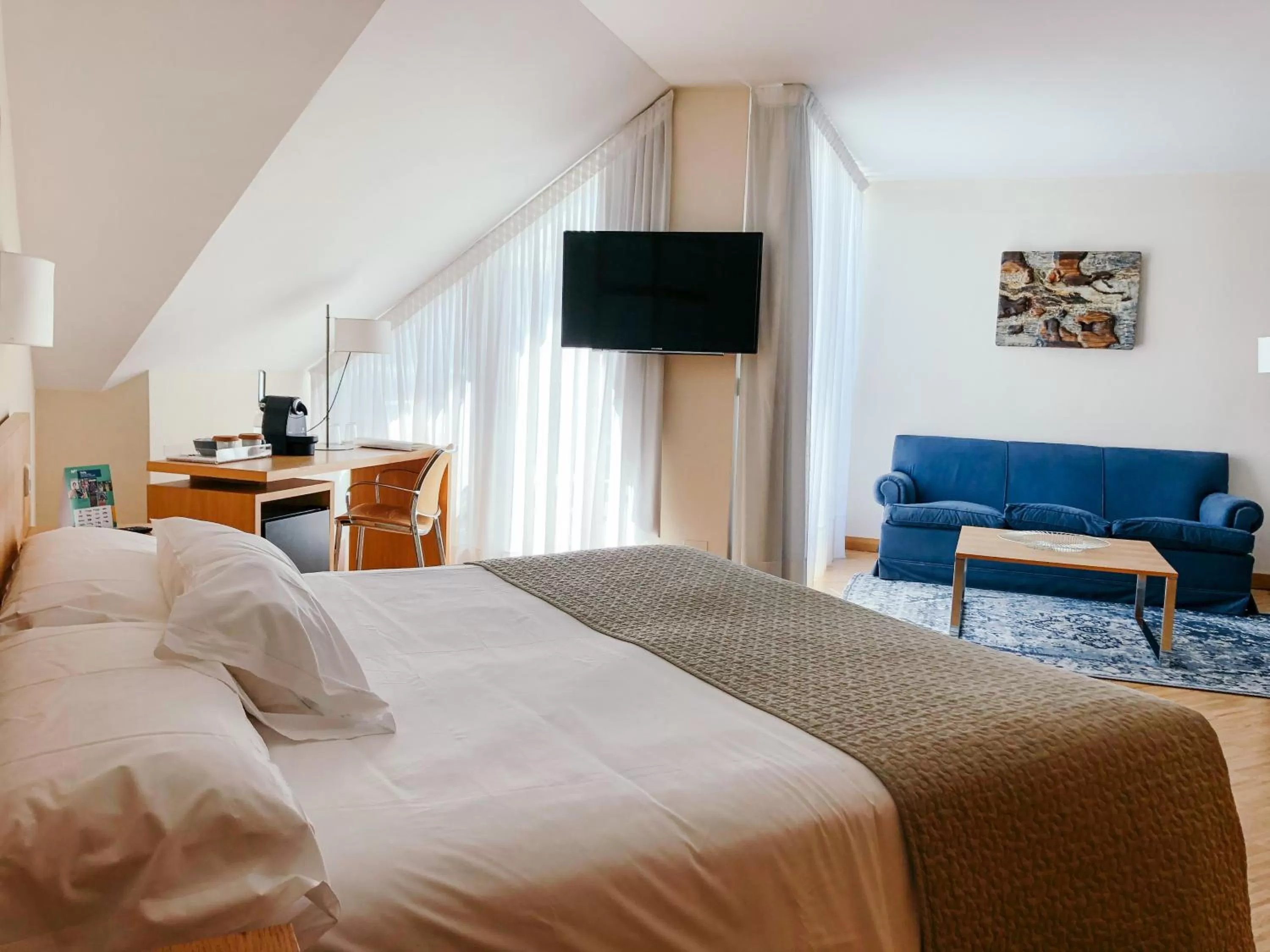 Photo of the whole room, Bed in Gran Hotel Victoria