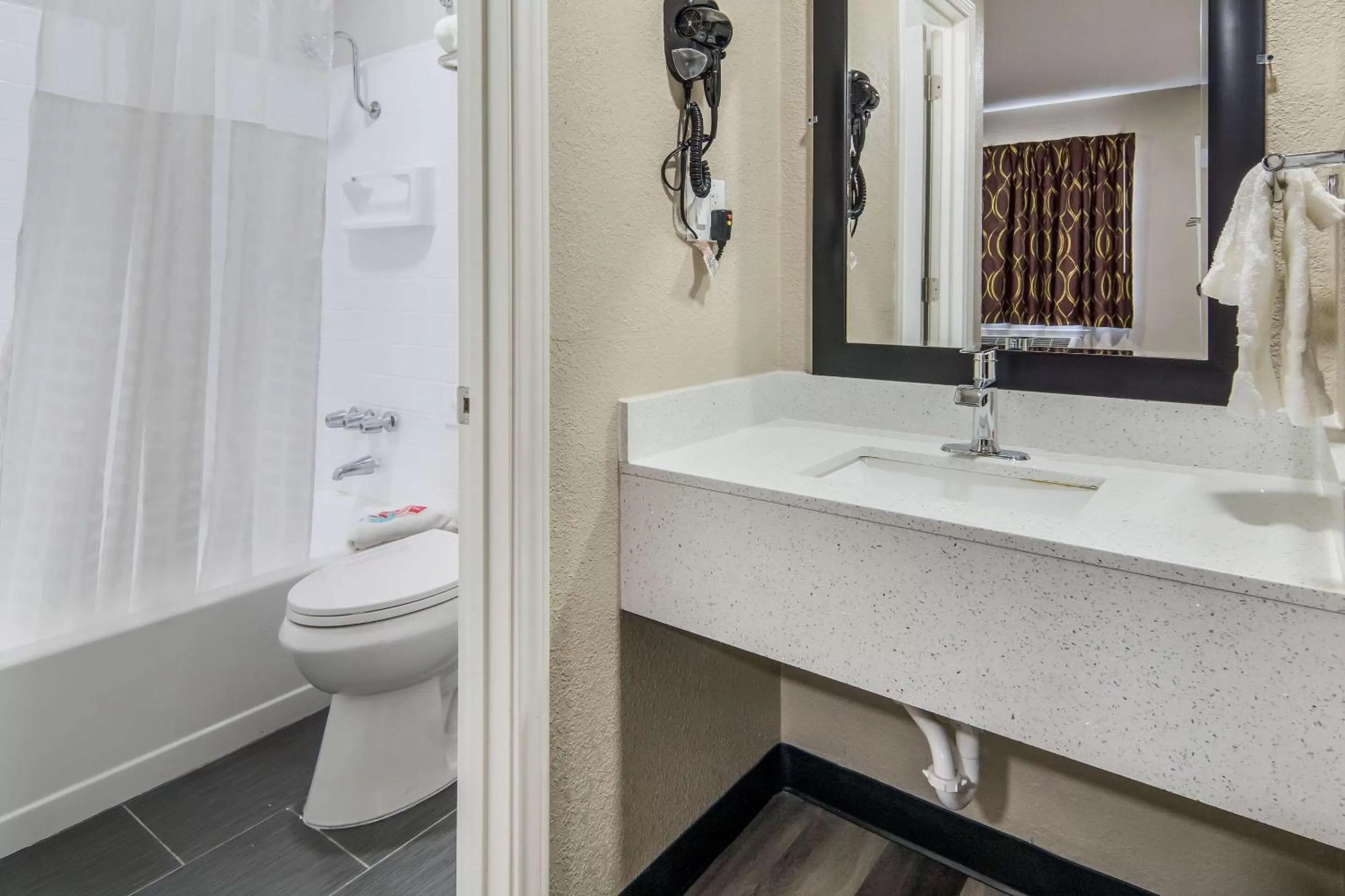 Bathroom in Econo Lodge Waco North I-35