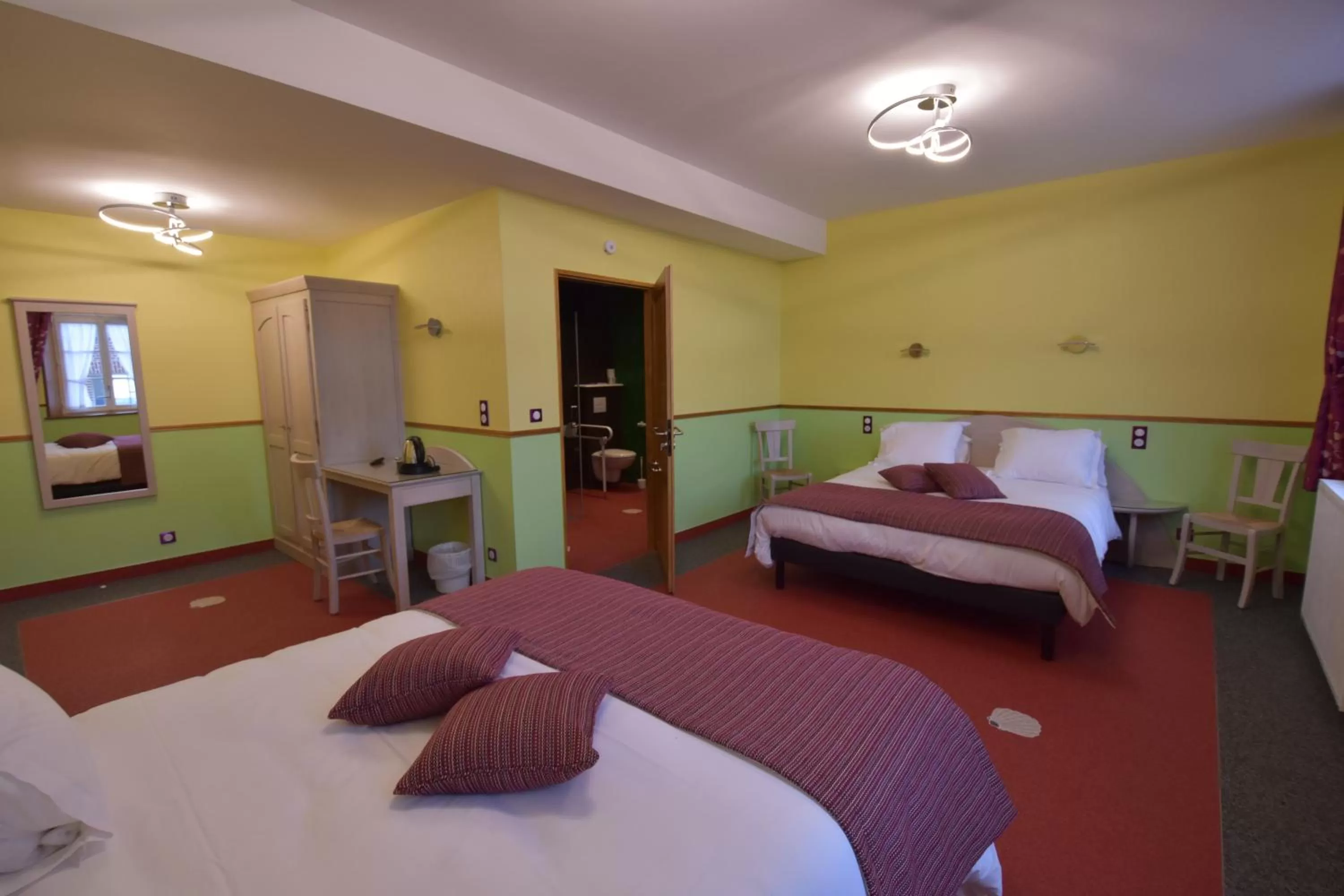 Bedroom, Bed in Hôtel De Calais