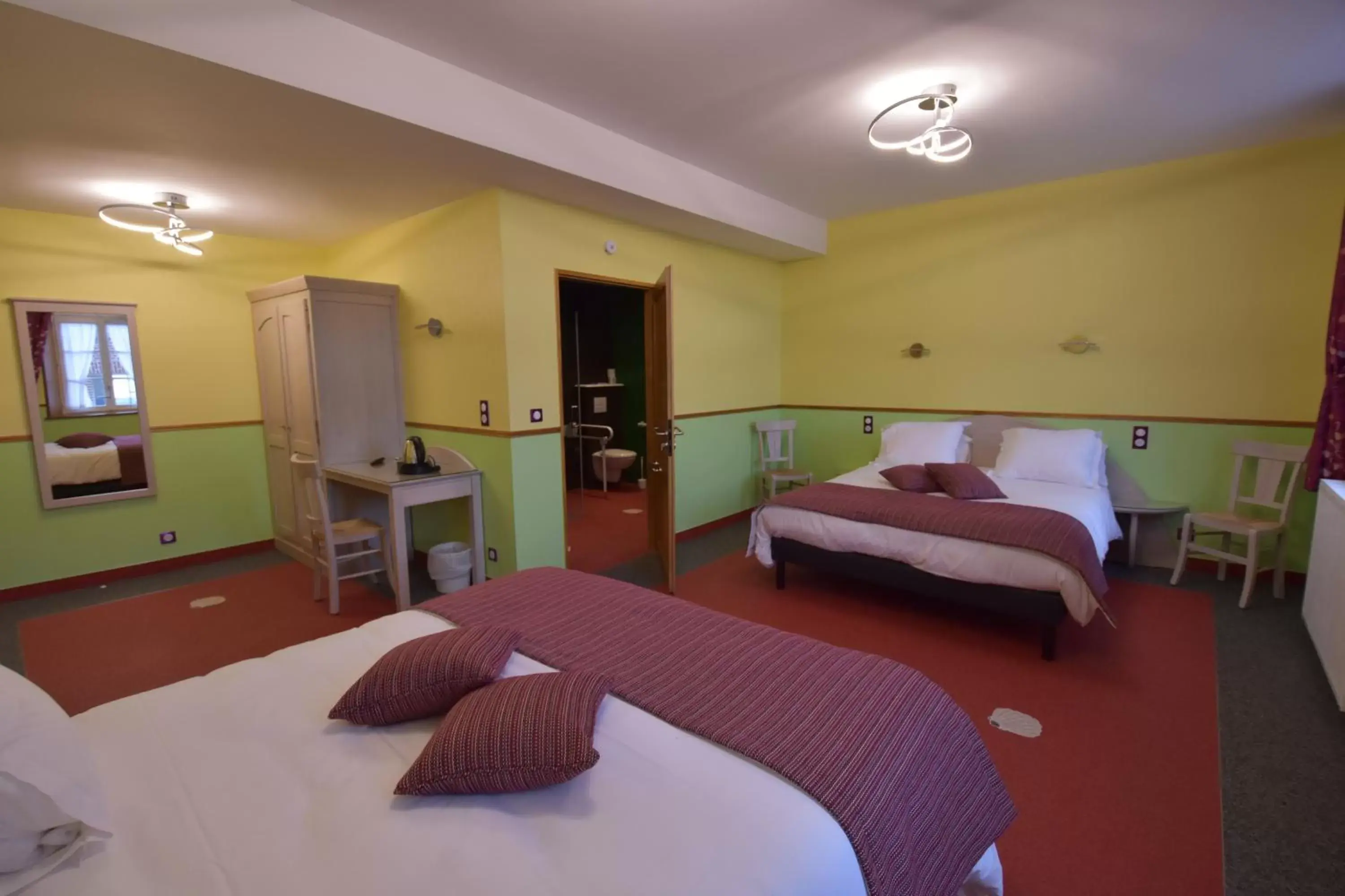 Family Room - Disability Access in Hôtel De Calais Family Room - Disability Access in Hôtel De Calais