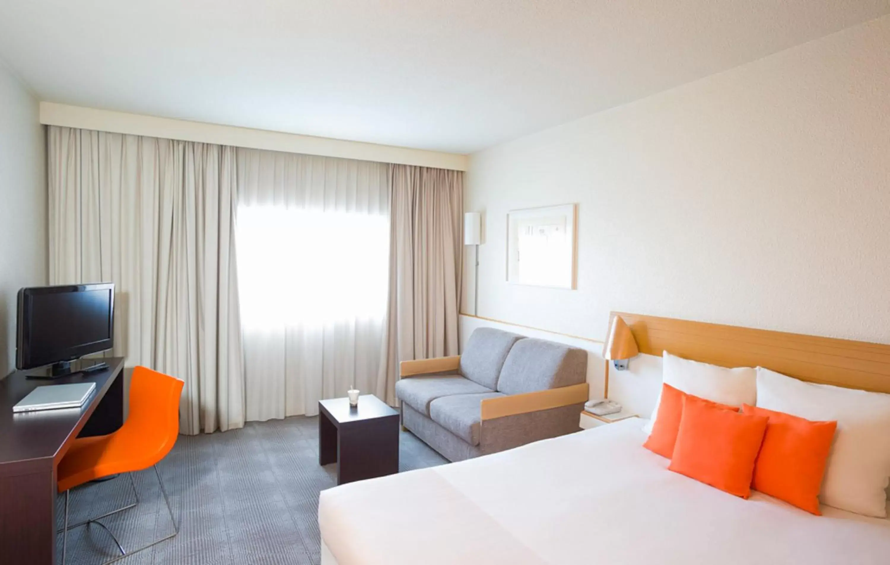 Classic  Double Room with Sofa Bed in Novotel Paris Orly Rungis Aéroport Classic  Double Room with Sofa Bed in Novotel Paris Orly Rungis Aéroport