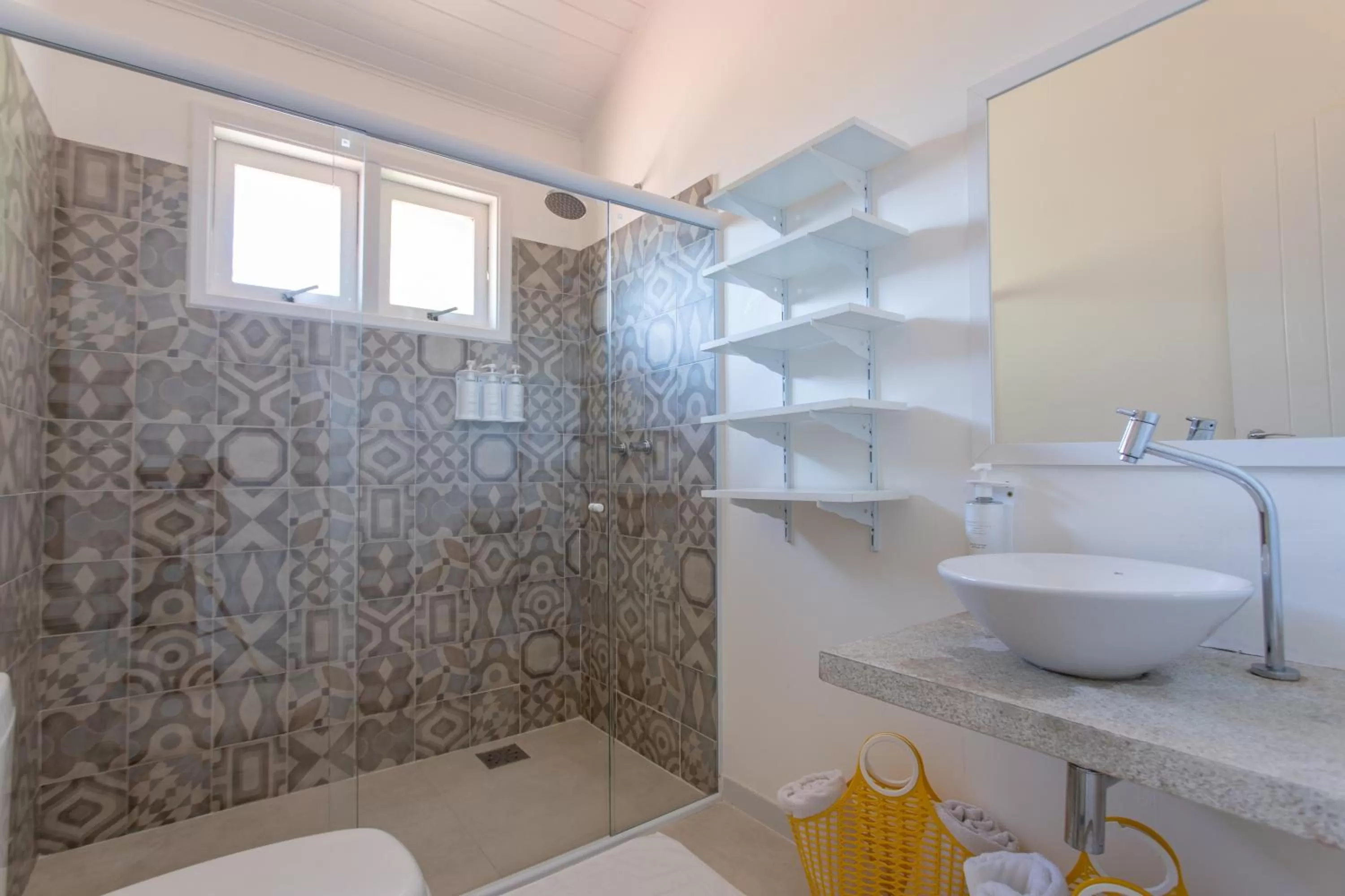 Bathroom in Jubarte Hotel by Insólito