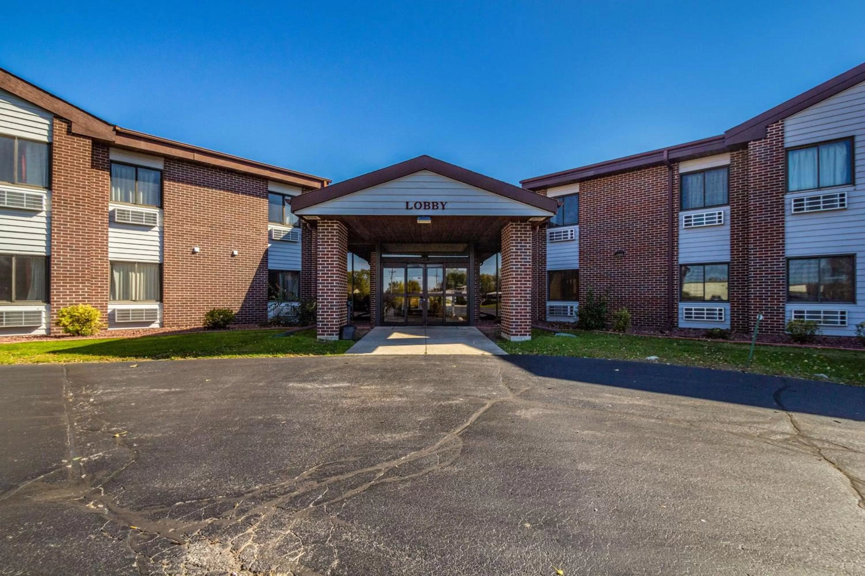 Property building in Motel 6-Saukville, WI
