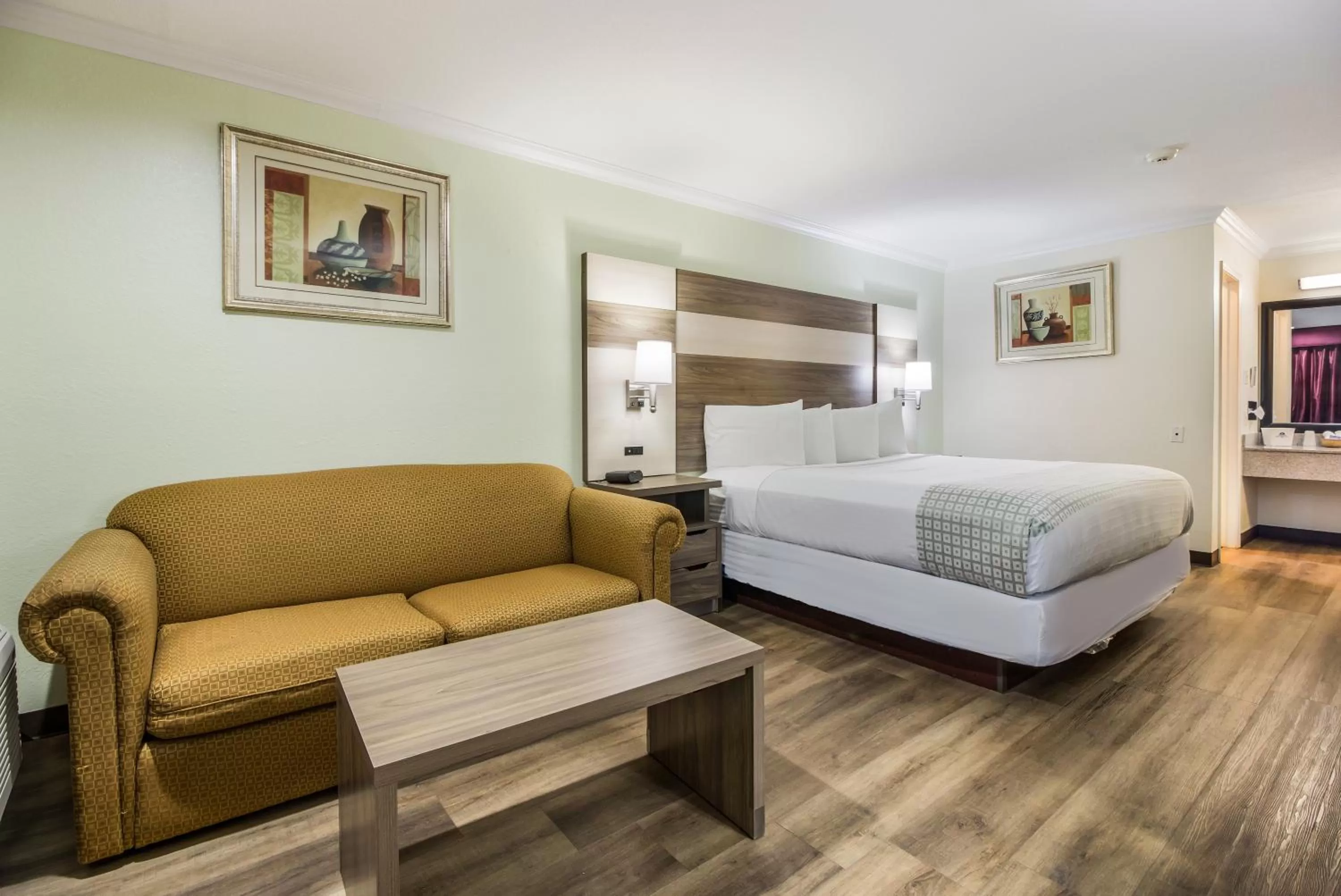 Bed in Americas Best Value Inn Columbus