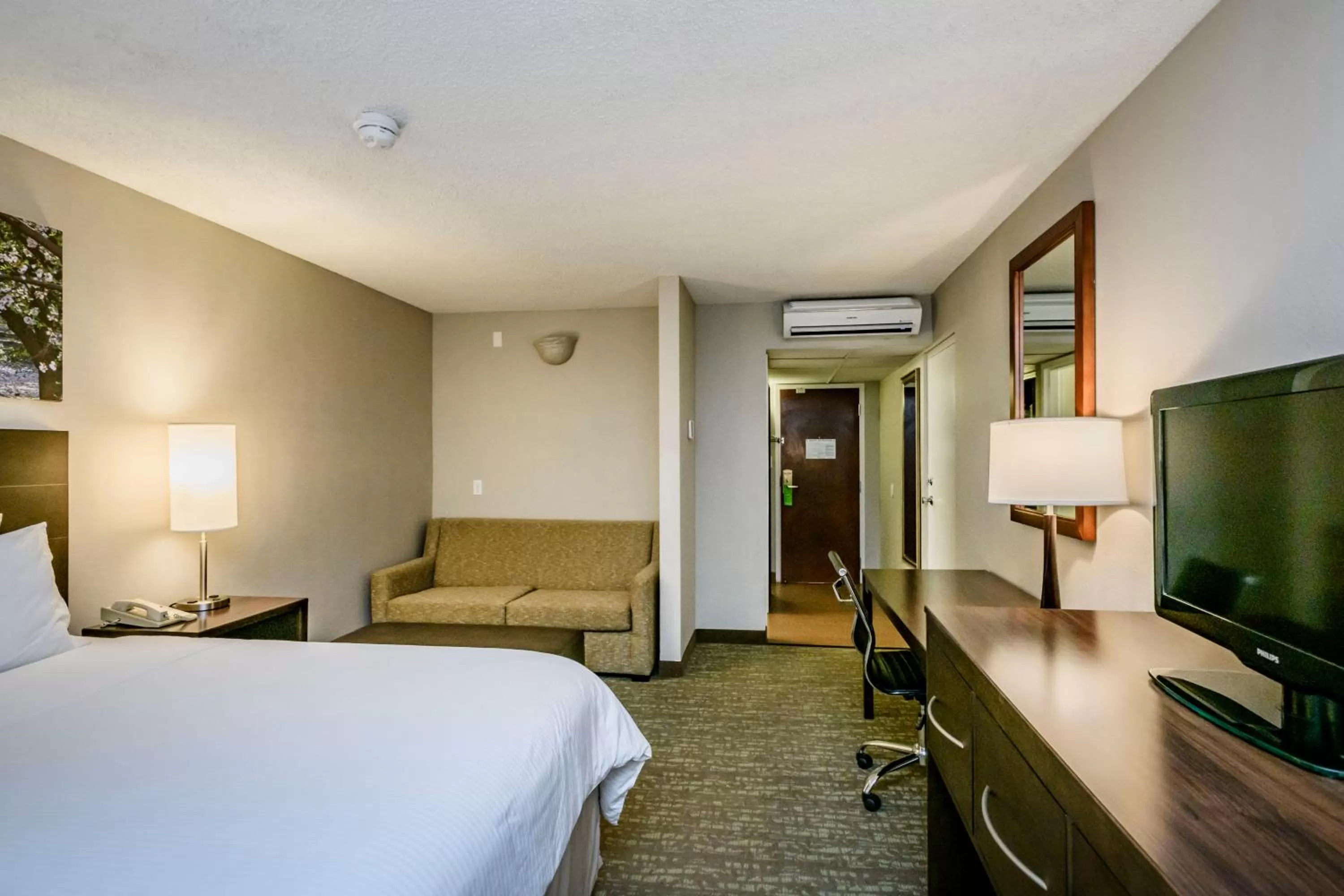 Deluxe King Room - Non-Smoking in Wyndham Garden Fresno Yosemite Airport