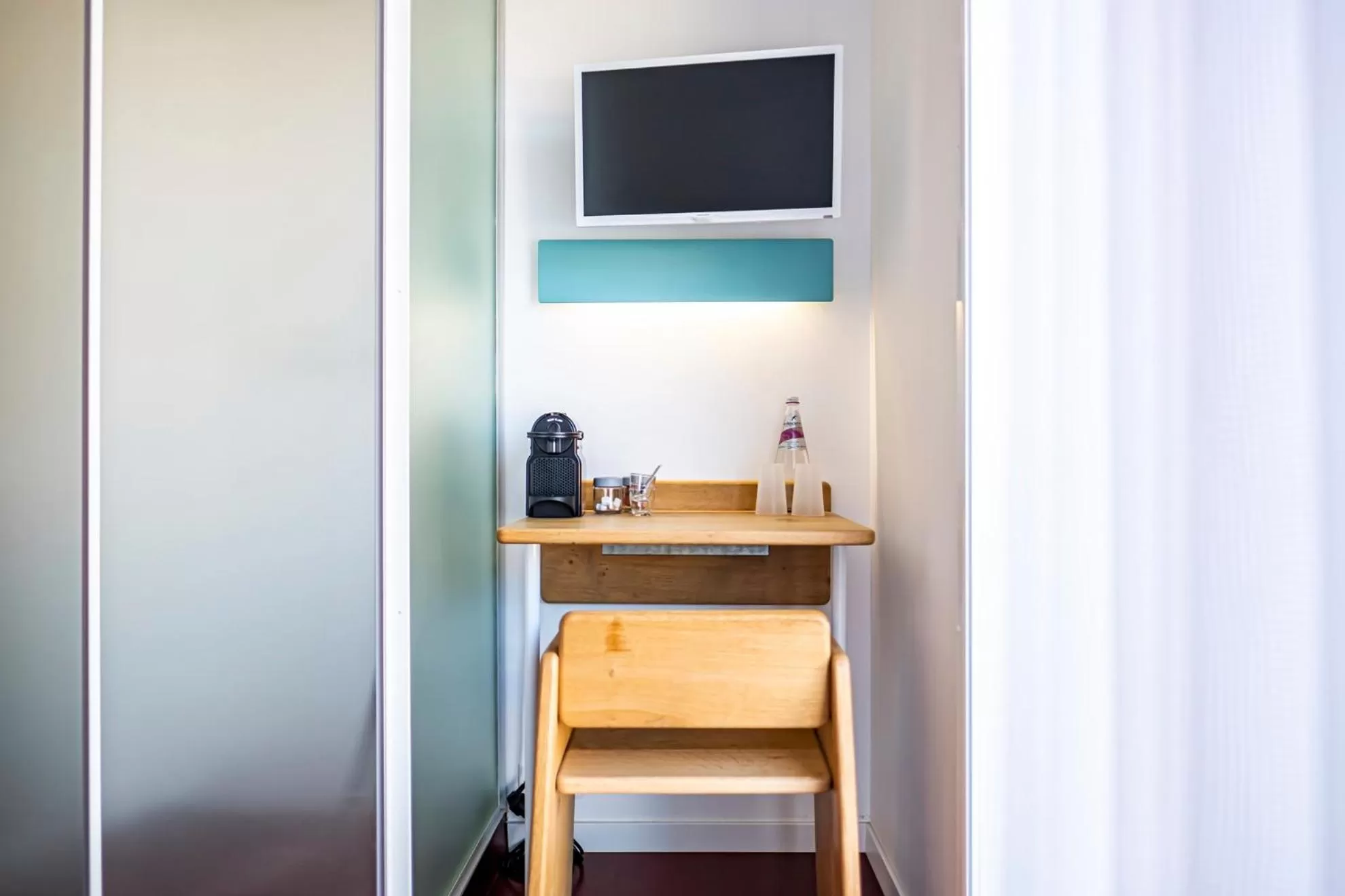 TV and multimedia in Hôtel La Reine Jane