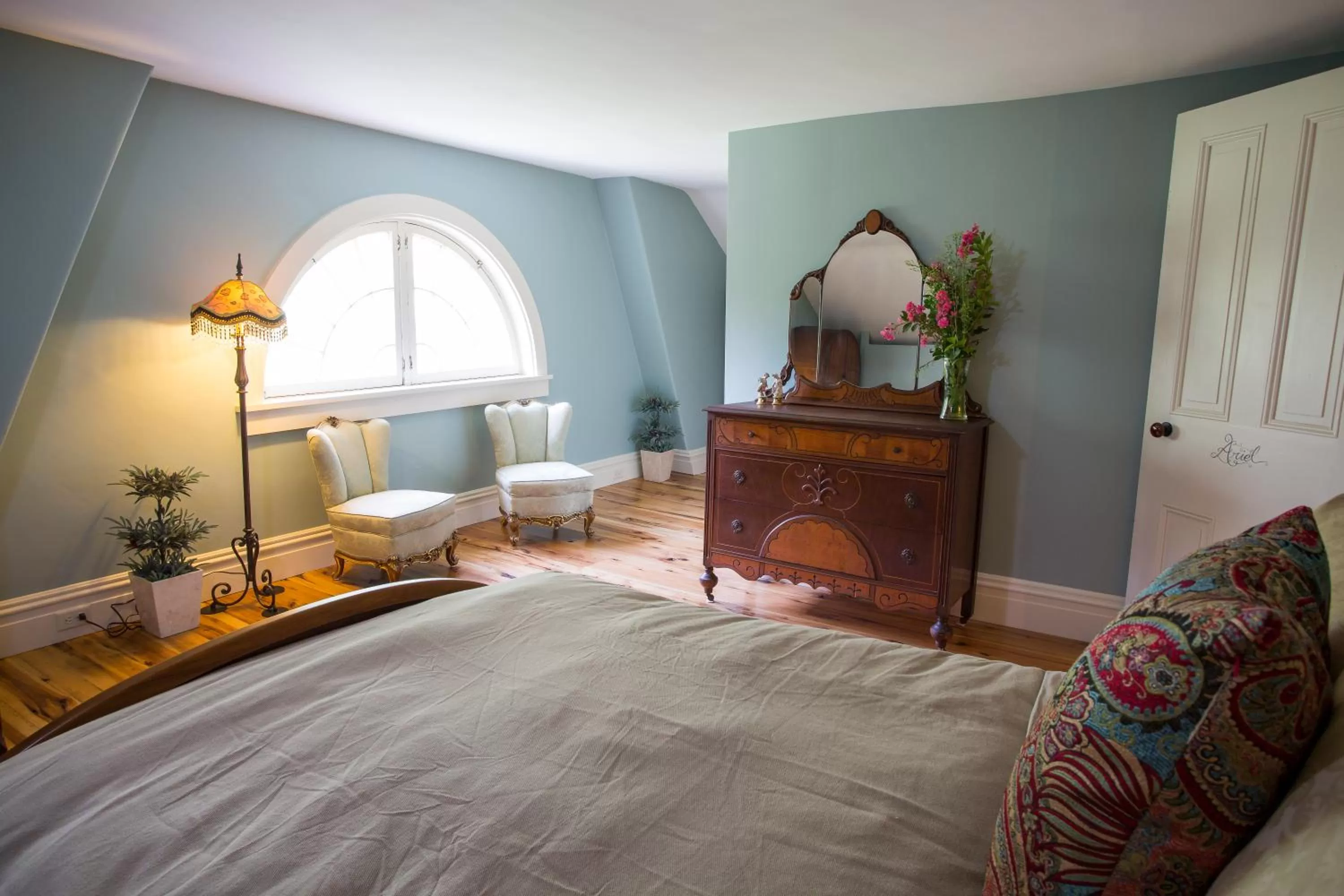 Photo of the whole room in The Hollinger House