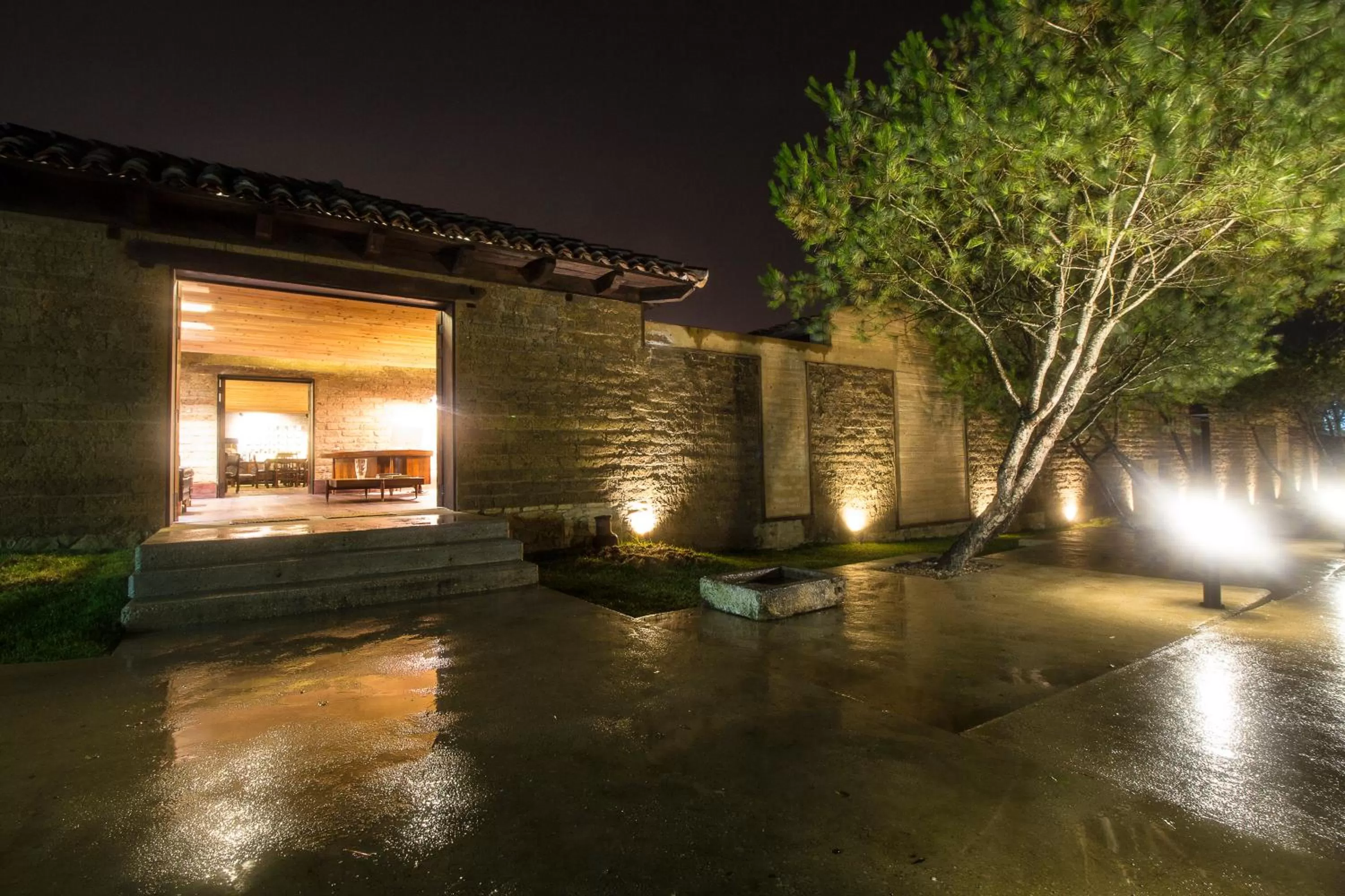 Inner courtyard view in Uvence Arte + Hotel