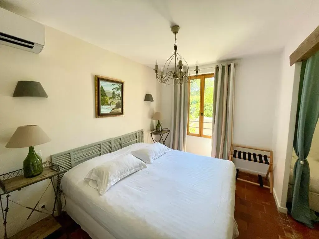 Classic Triple Room in Château le Bouïs Classic Triple Room in Château le Bouïs