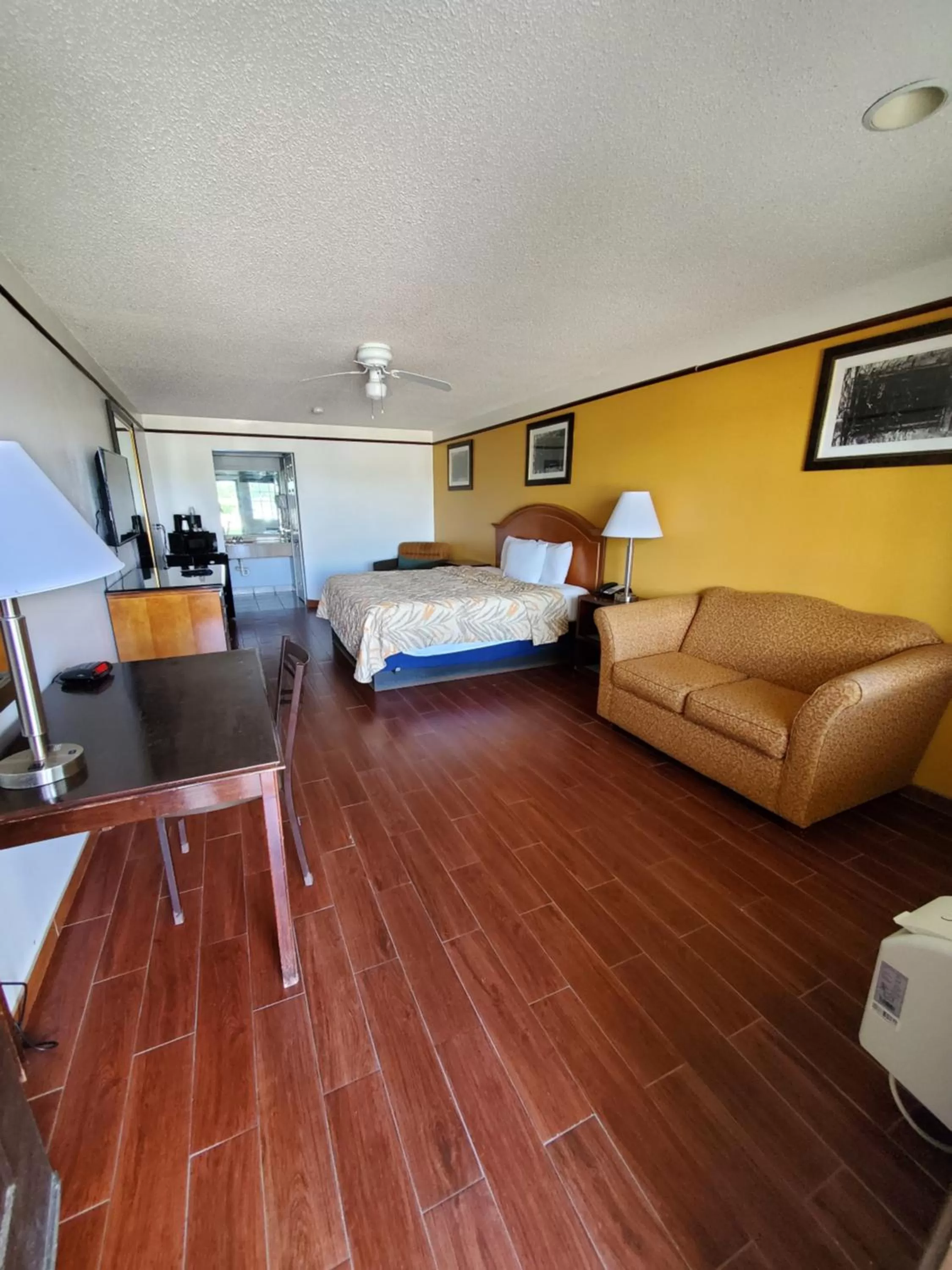 Bed in Deluxe Inn and Suites