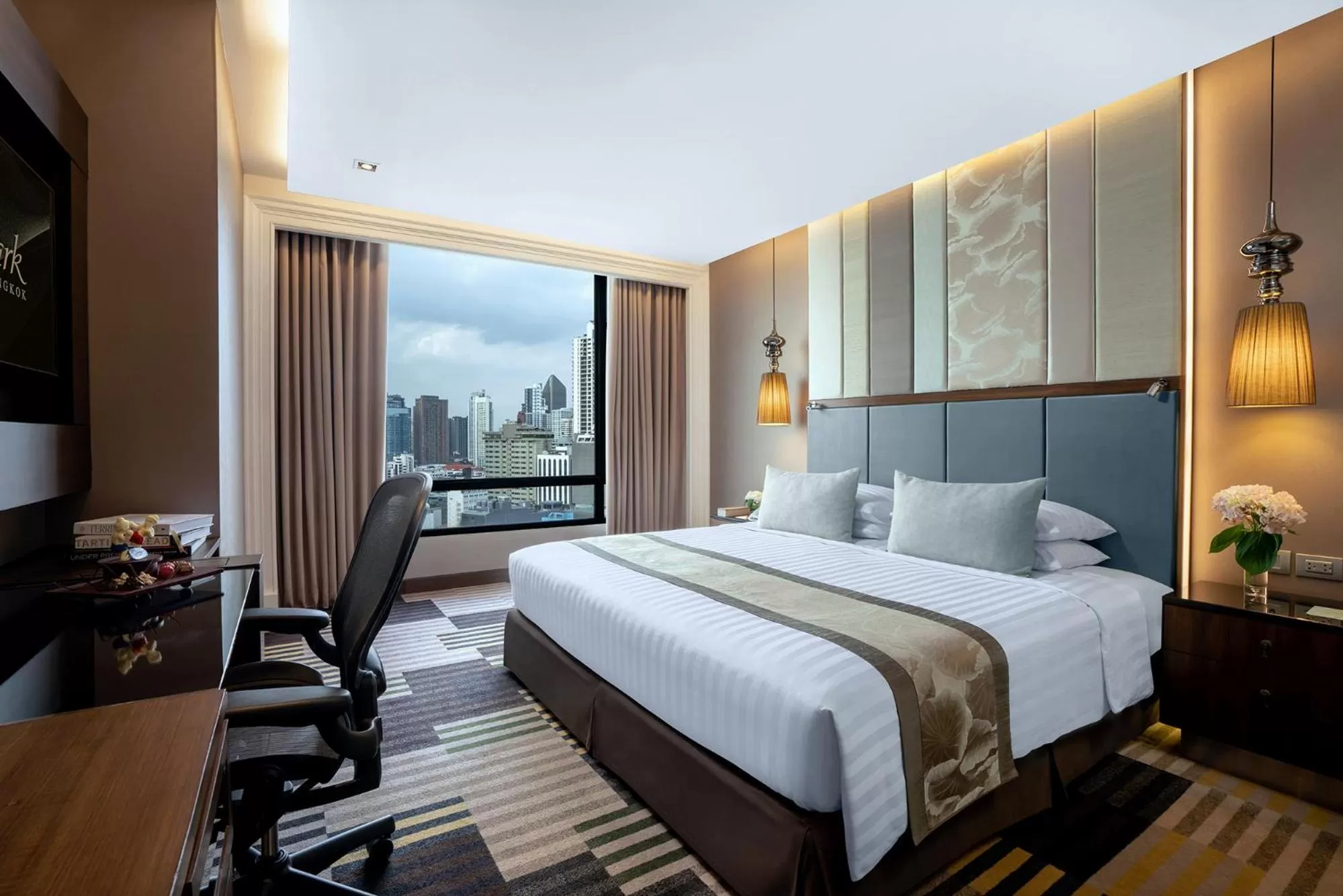 Photo of the whole room, Bed in The Landmark Bangkok