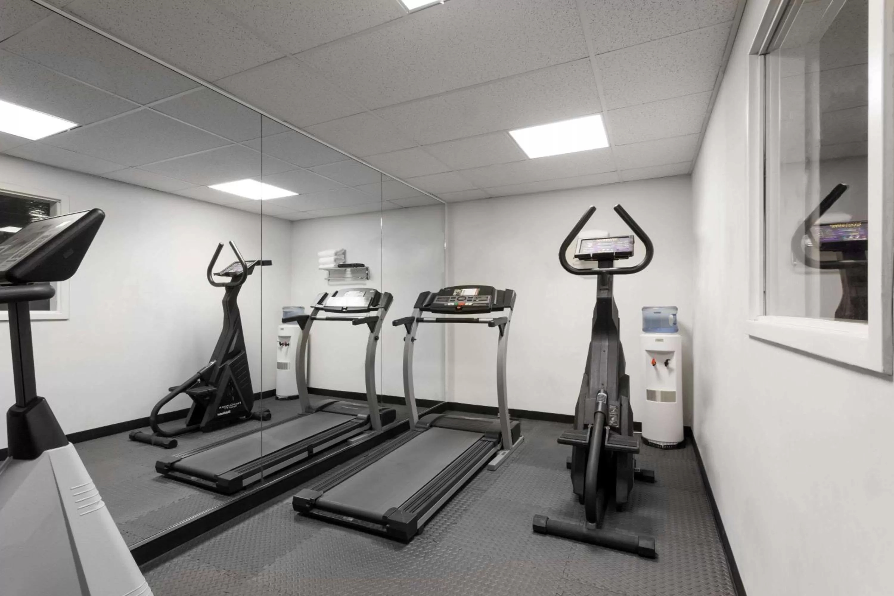 Fitness centre/facilities in Ramada by Wyndham SeaTac Airport North
