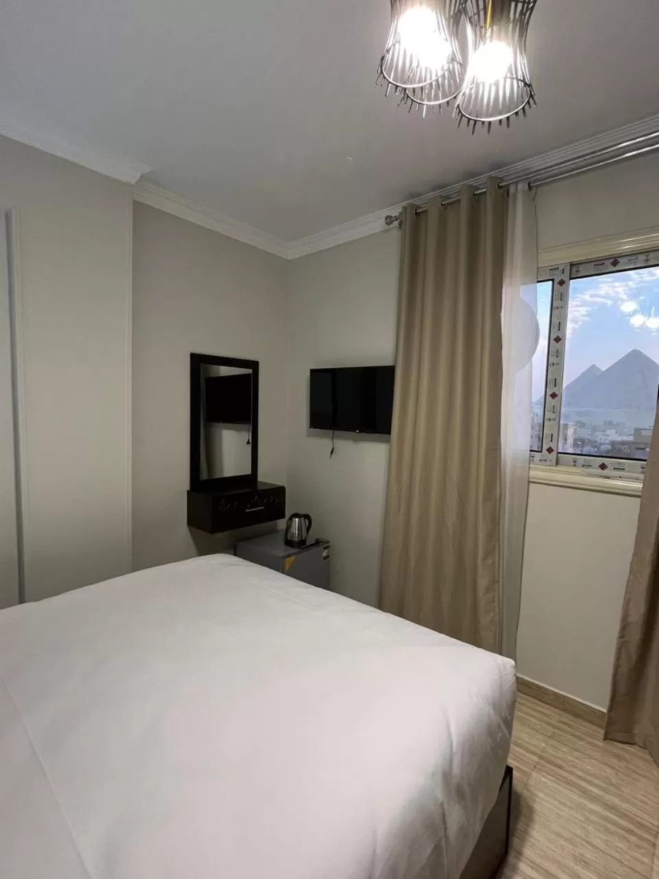 Bed, TV/Entertainment Center in Crowne Pyramids view inn