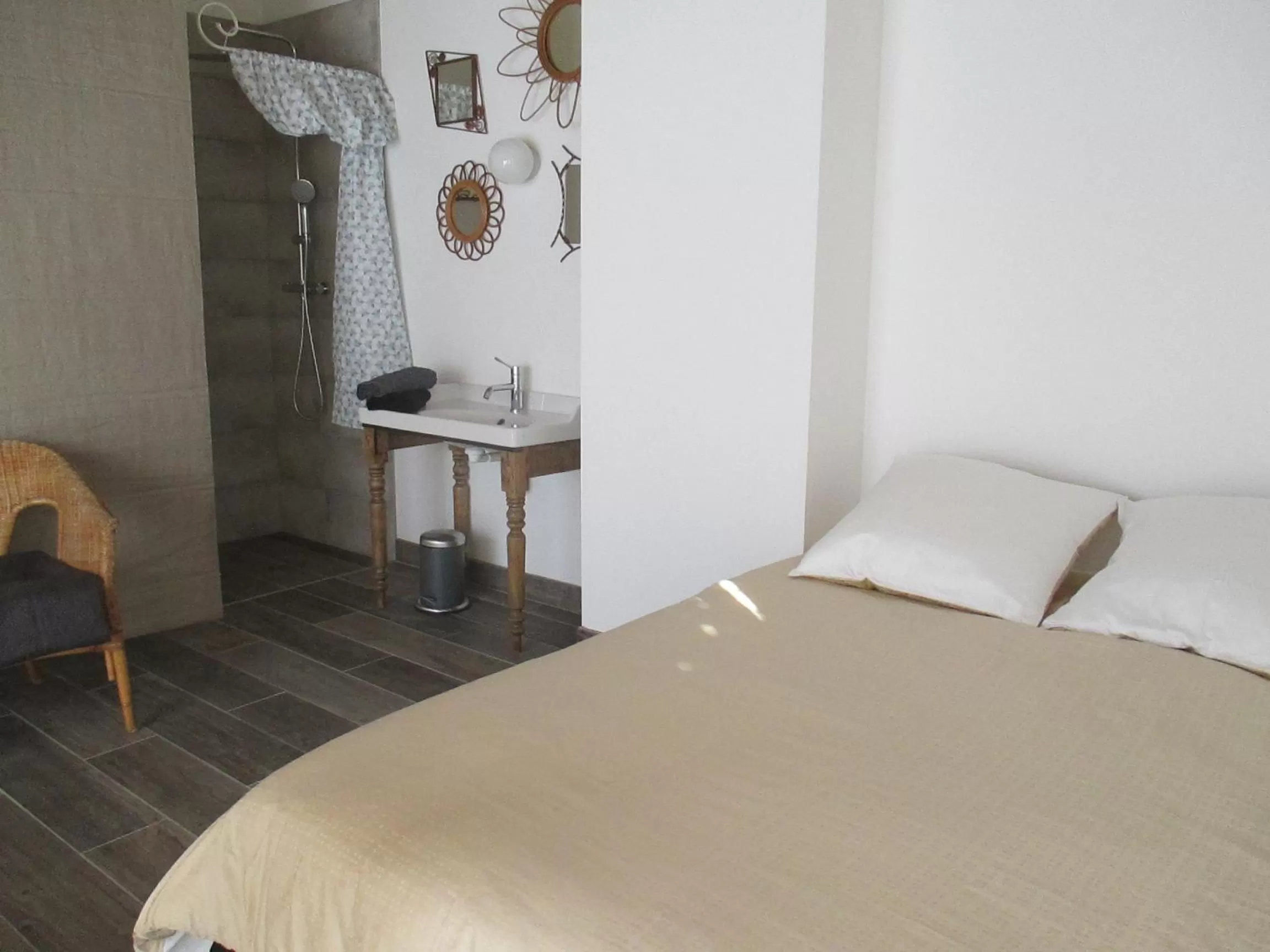 Photo of the whole room, Bed in La Maison Salée