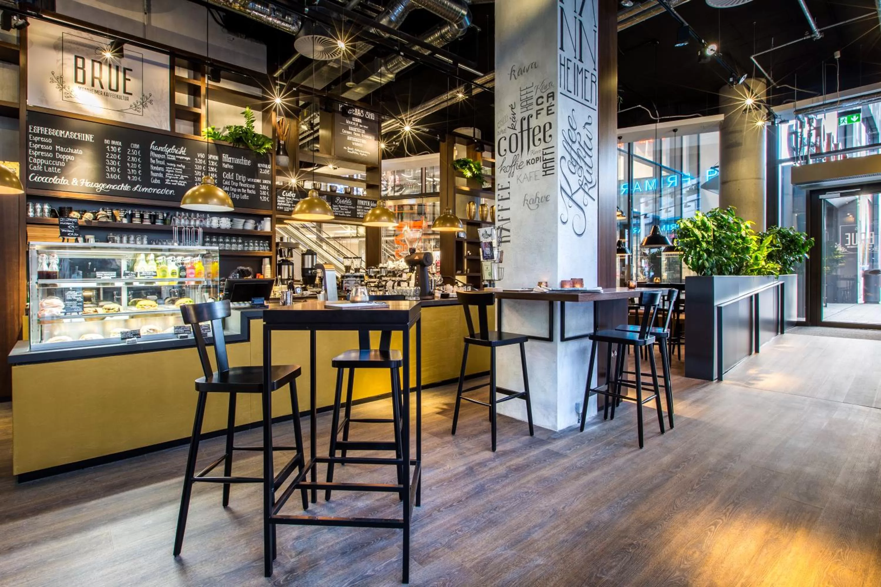 Lounge or bar in Radisson Blu Hotel, Mannheim