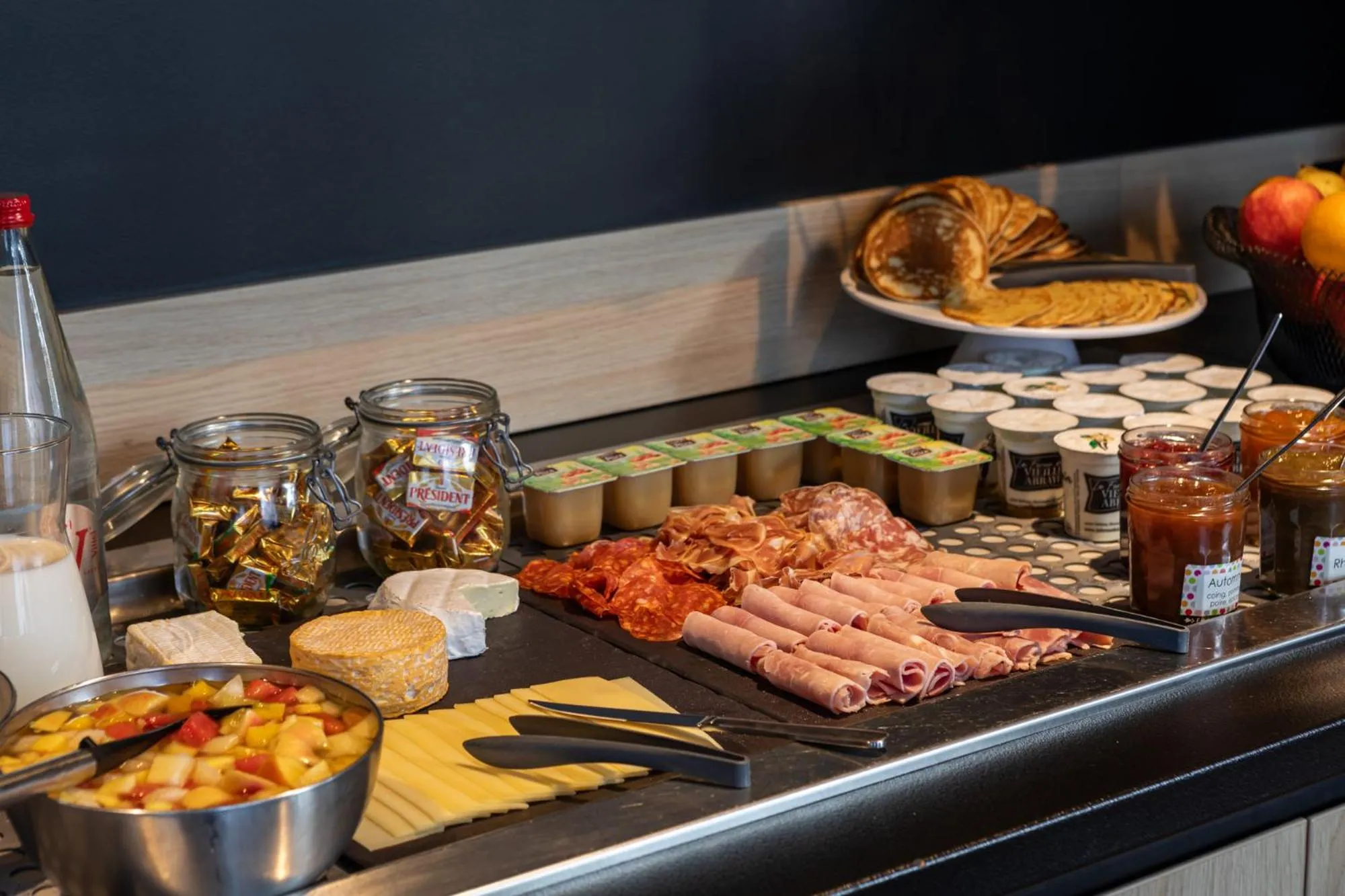 Food and drinks in Campanile Caen Centre Gare