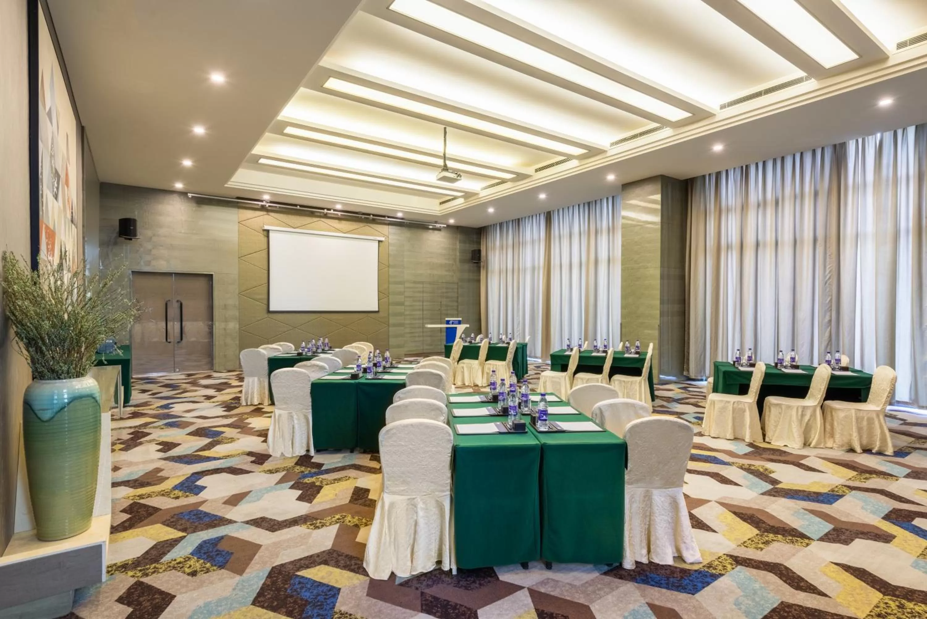 Meeting/conference room in Holiday Inn Express Beijing Yizhuang by IHG