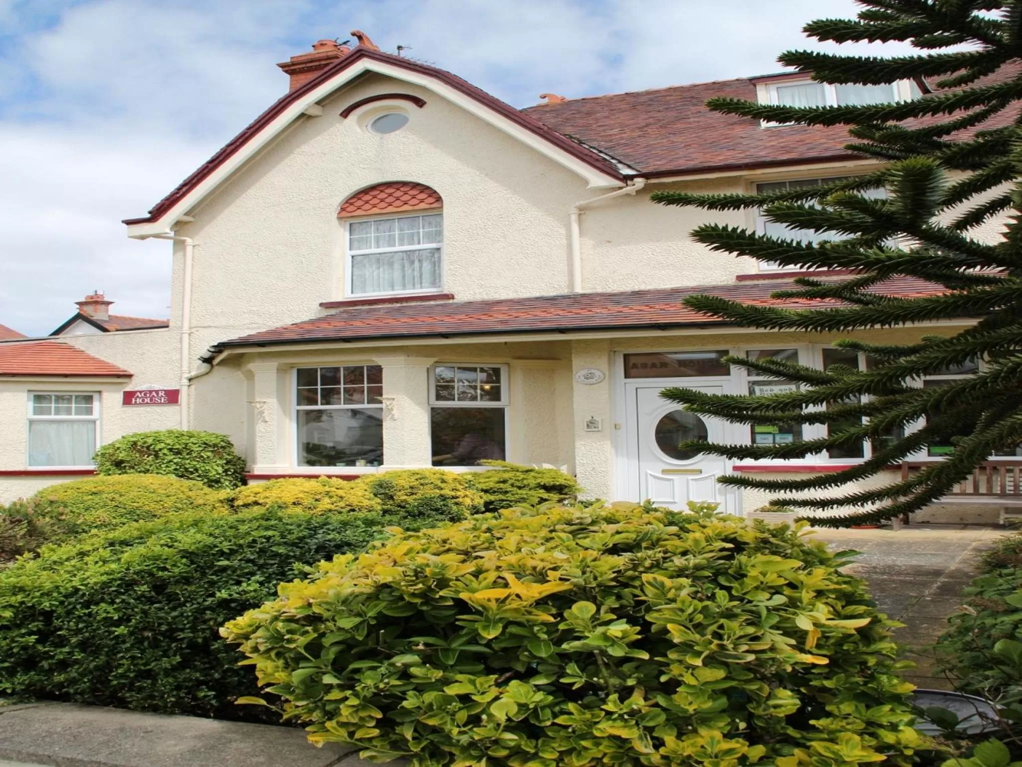Facade/entrance in Agar House