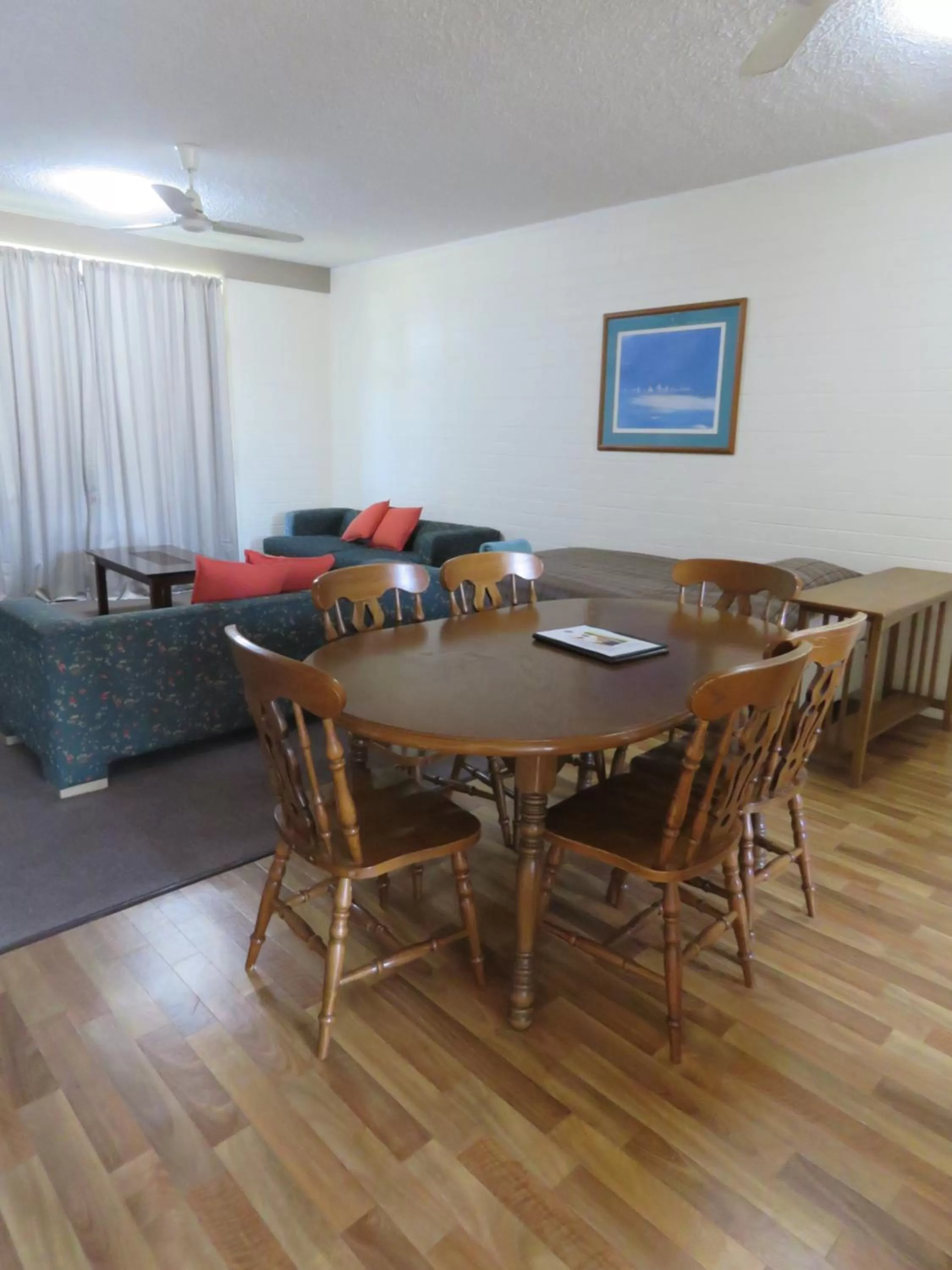 Dining Area in Emerald Gardens Motel & Apartments