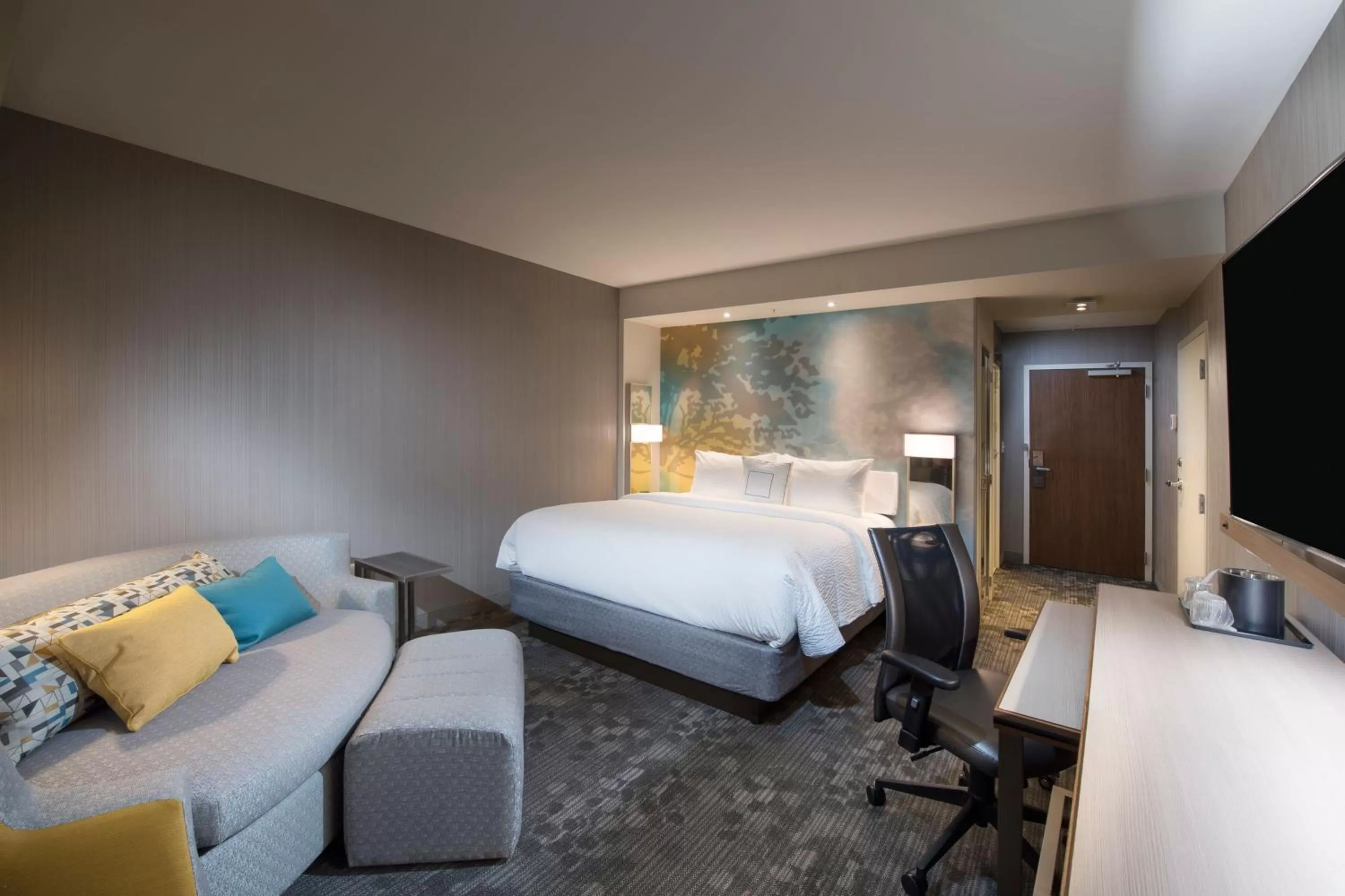 Photo of the whole room, Bed in Courtyard by Marriott Atlanta Alpharetta/Avalon Area