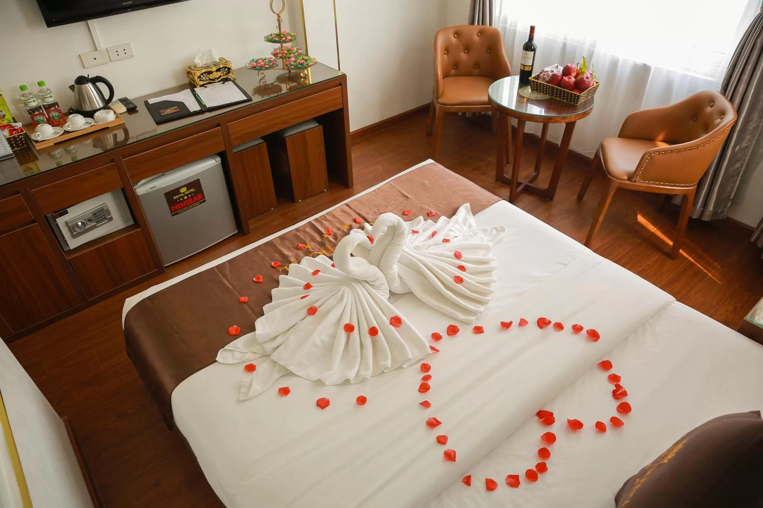 Bed, Restaurant/Places to Eat in Royal Hotel