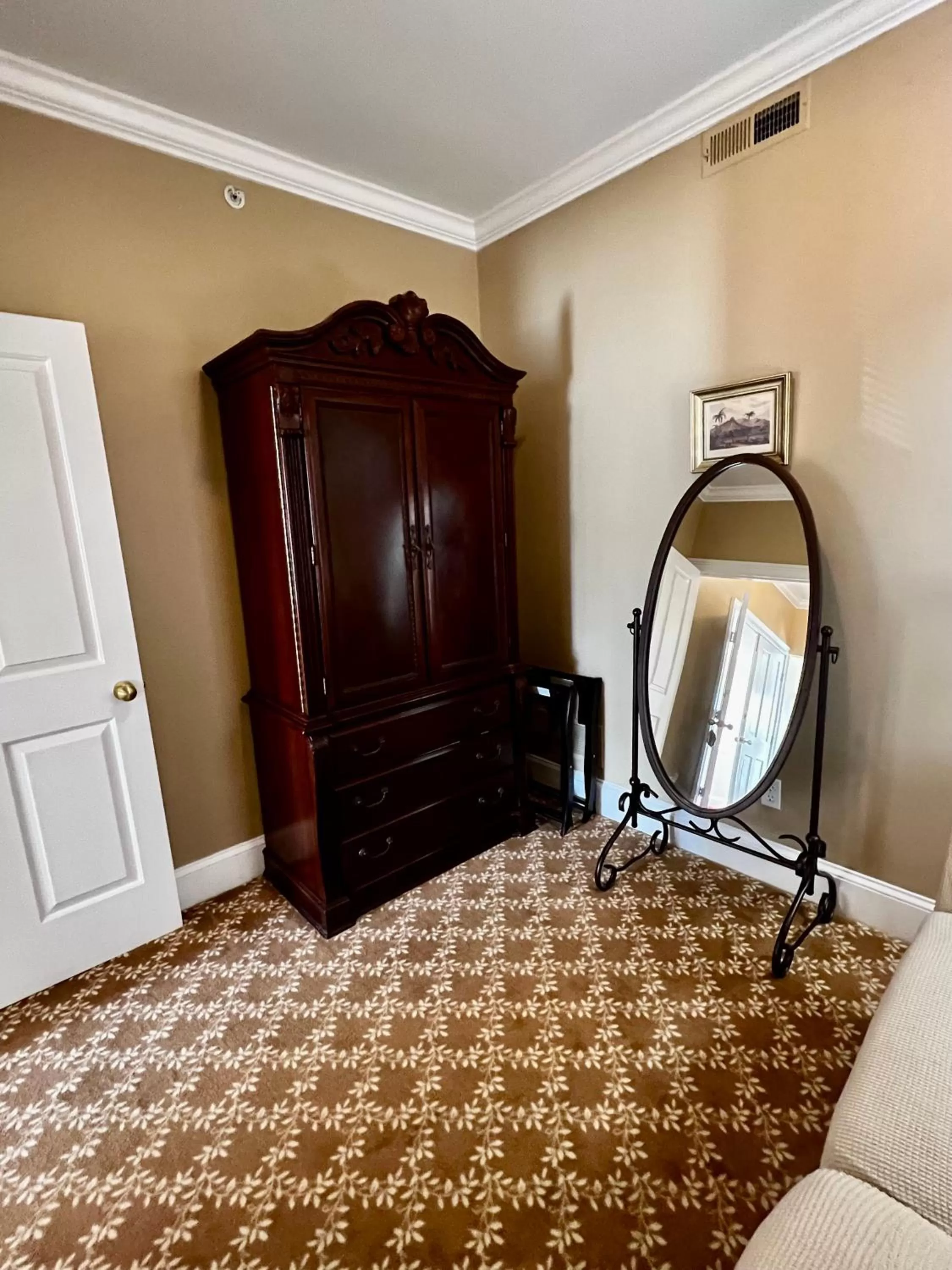 Living room, Bed in Almondy Inn Bed & Breakfast