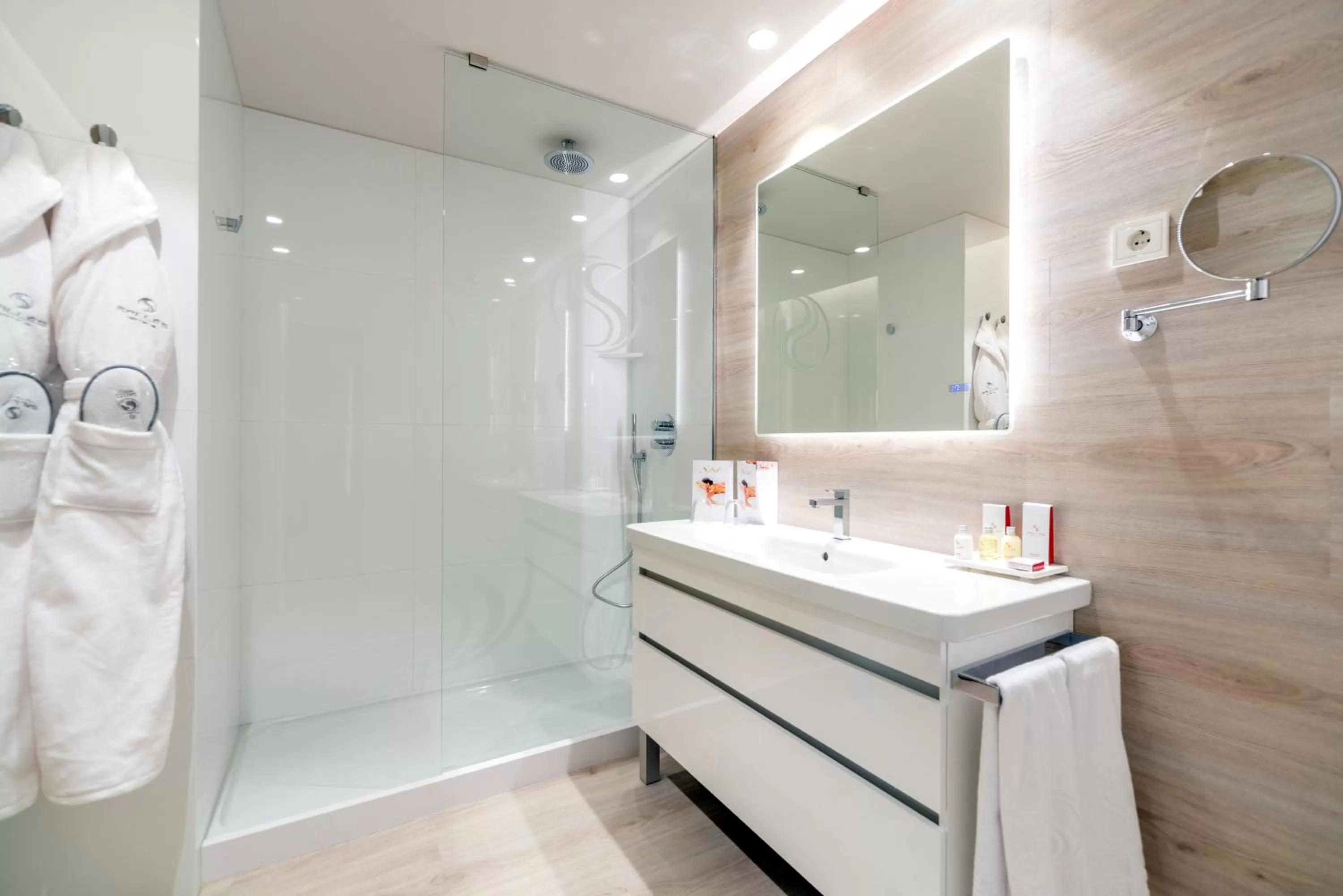 Bathroom in Sallés Hotel Pere IV